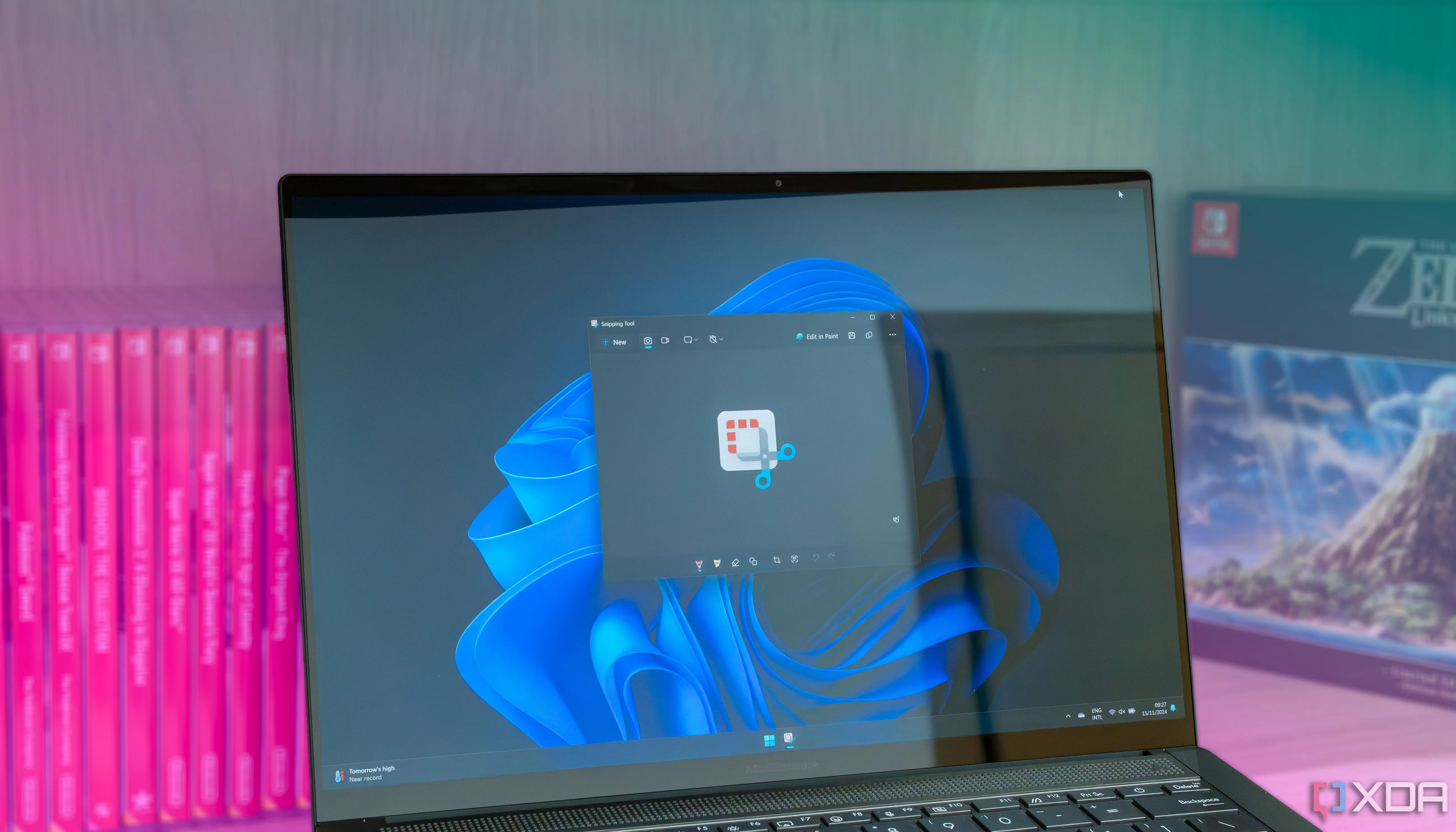 Máy tính xách tay chạy Windows 11 với cửa sổ Snipping Tool đang mở, cho thấy khả năng chụp ảnh màn hình tiện lợi của công cụ.