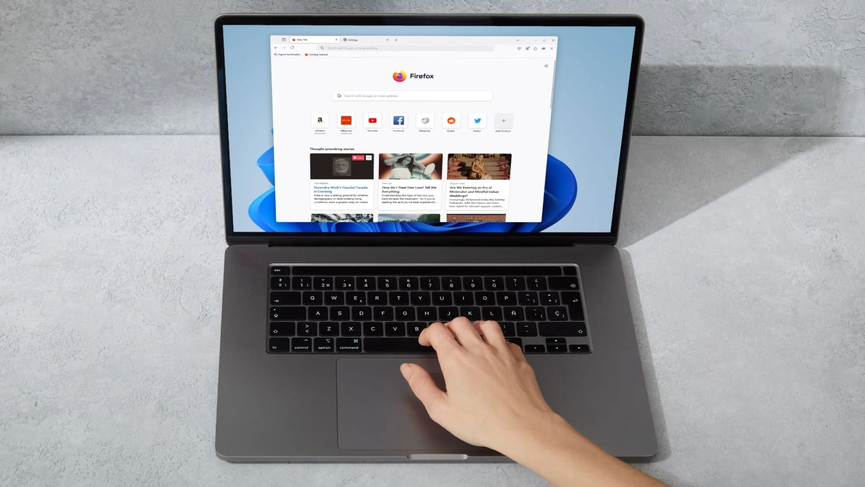 Máy tính xách tay hiển thị trình duyệt Firefox, tượng trưng cho các lựa chọn trình duyệt web thay thế Brave Browser.