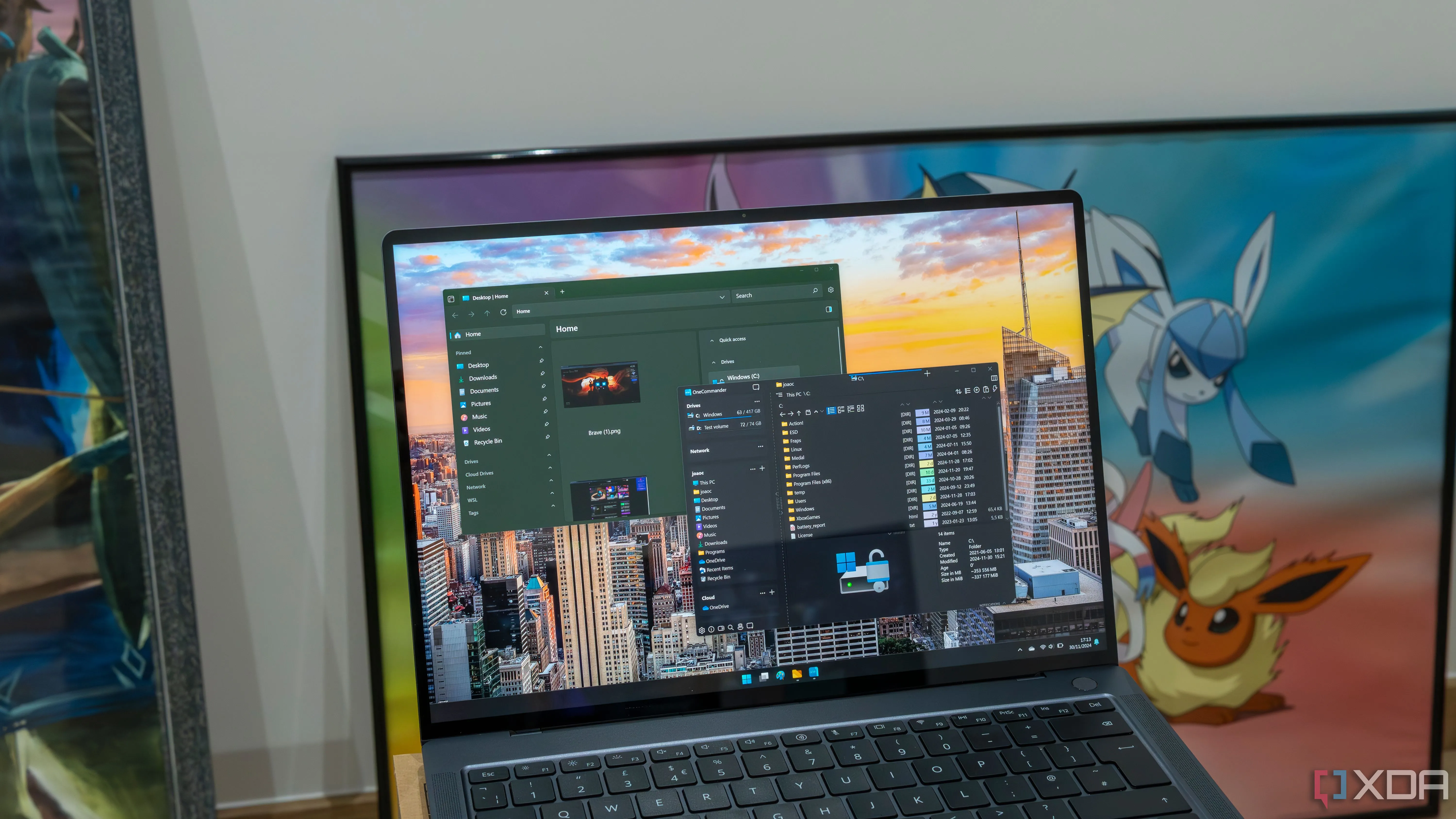 Máy tính xách tay Windows 11 chạy ứng dụng OneCommander và Files, các lựa chọn thay thế File Explorer