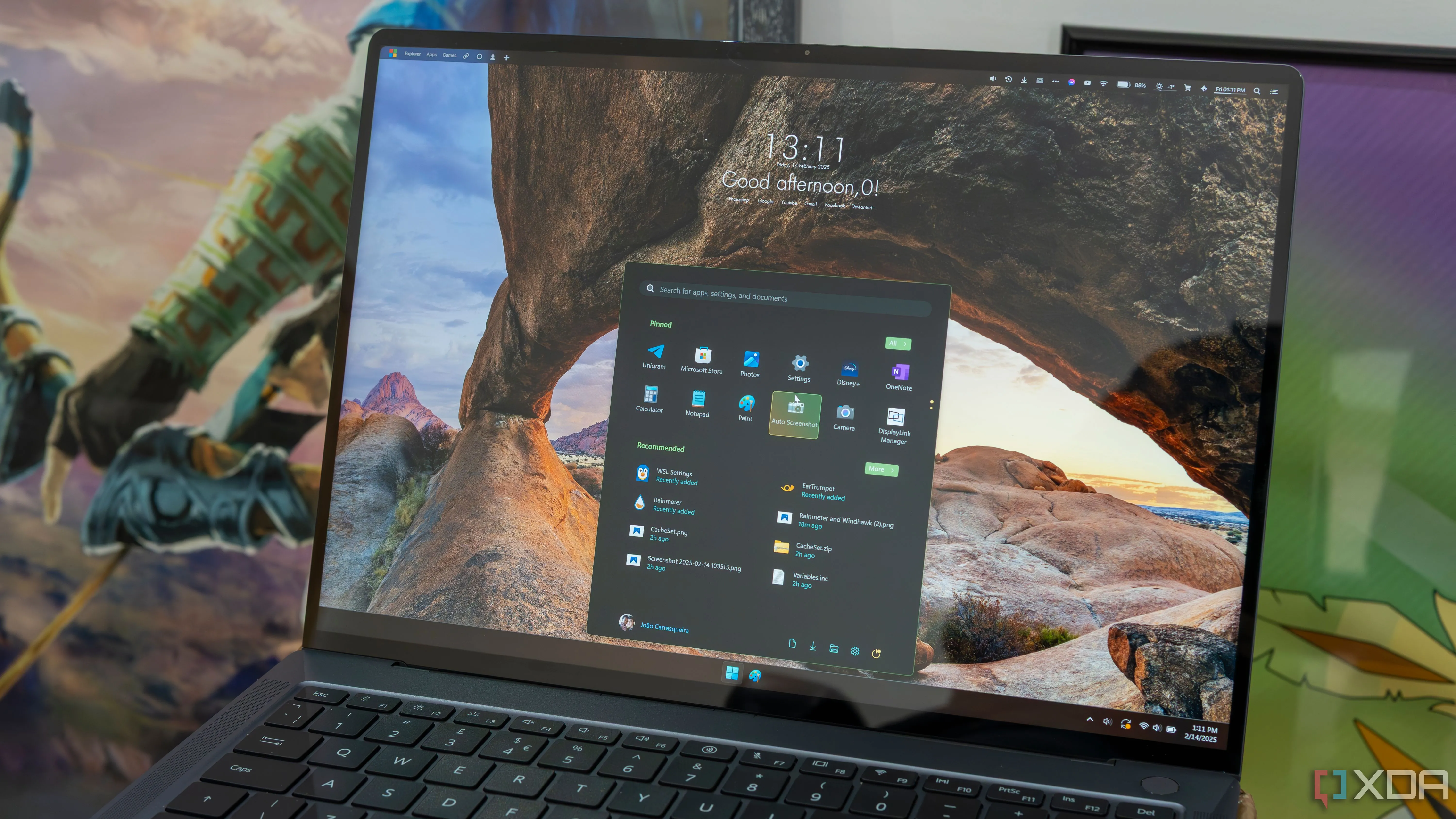 Máy tính xách tay Windows 11 tùy chỉnh với Windhawk và Rainmeter, minh họa khả năng cá nhân hóa hệ điều hành.