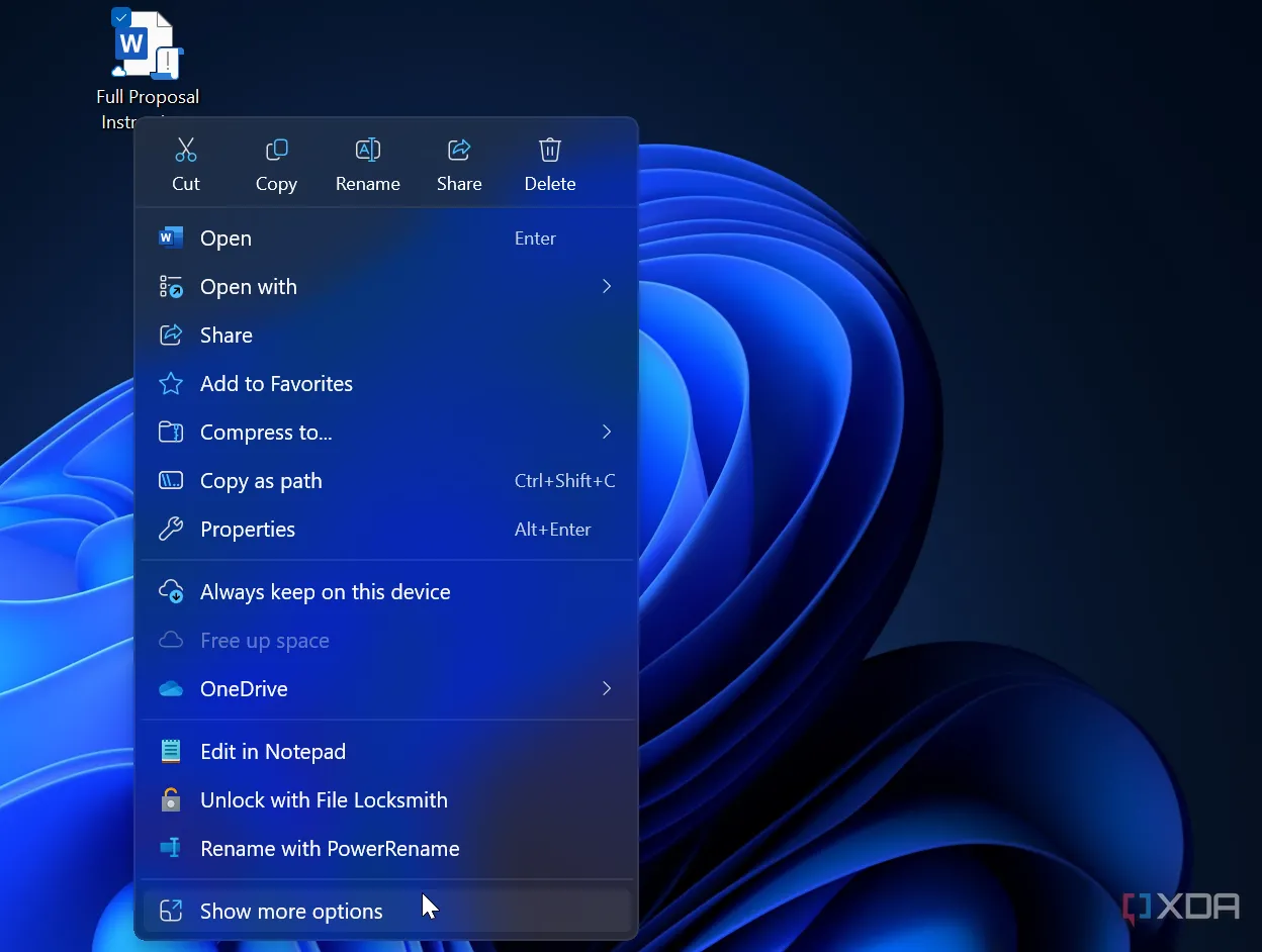 Menu ngữ cảnh chuột phải trên desktop Windows 11 bị cắt gọn, yêu cầu thêm thao tác để hiển thị đầy đủ.