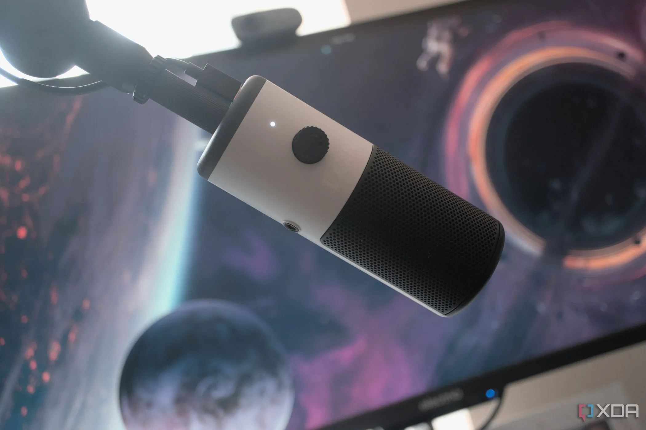 Microphone NZXT Capsule Mini, đại diện cho thiết bị âm thanh ngoại vi có thể được tối ưu bằng phần mềm FxSound.