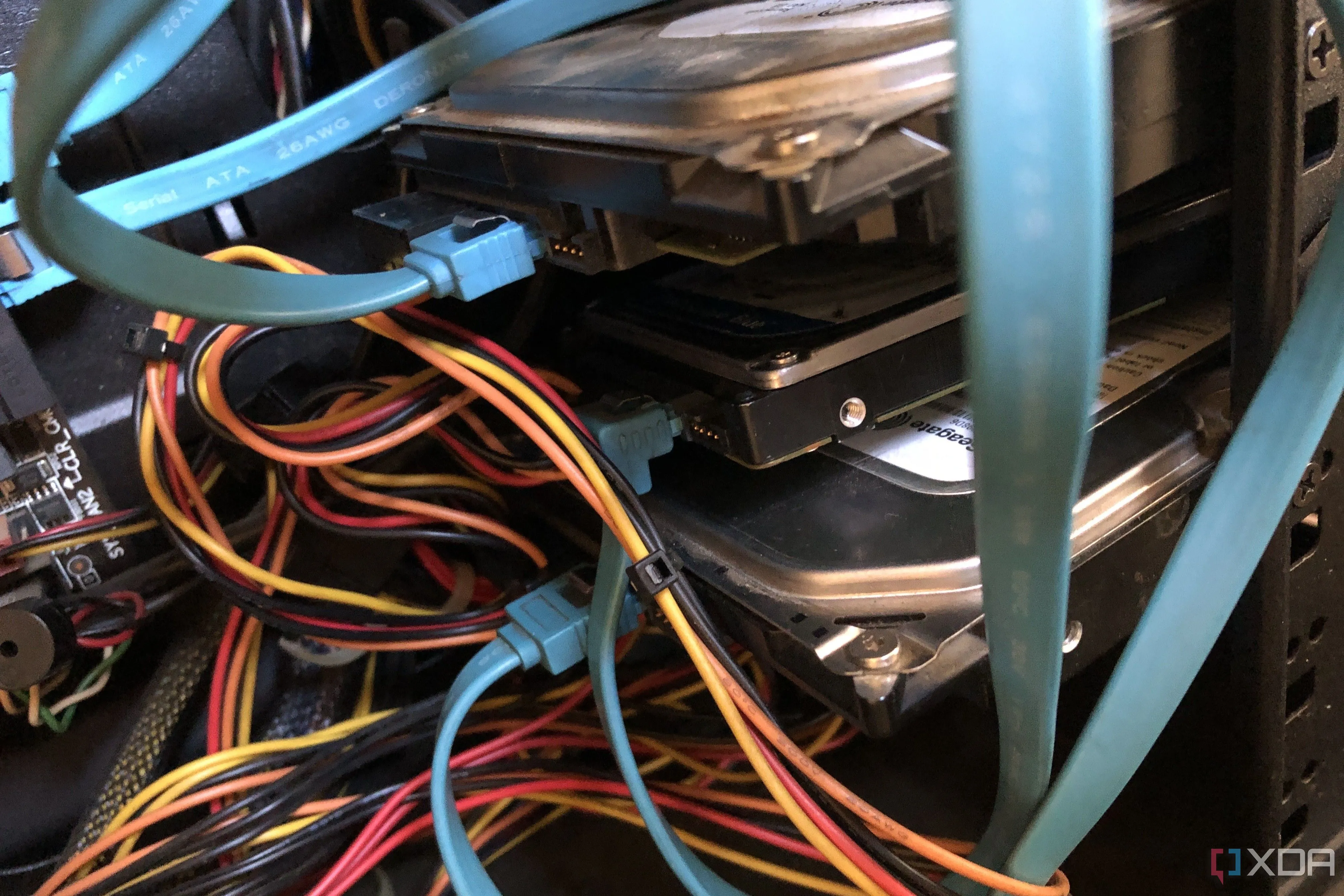 Minh họa cách gắn ổ cứng HDD vào khoang ổ đĩa của máy tính để bàn một cách chắc chắn