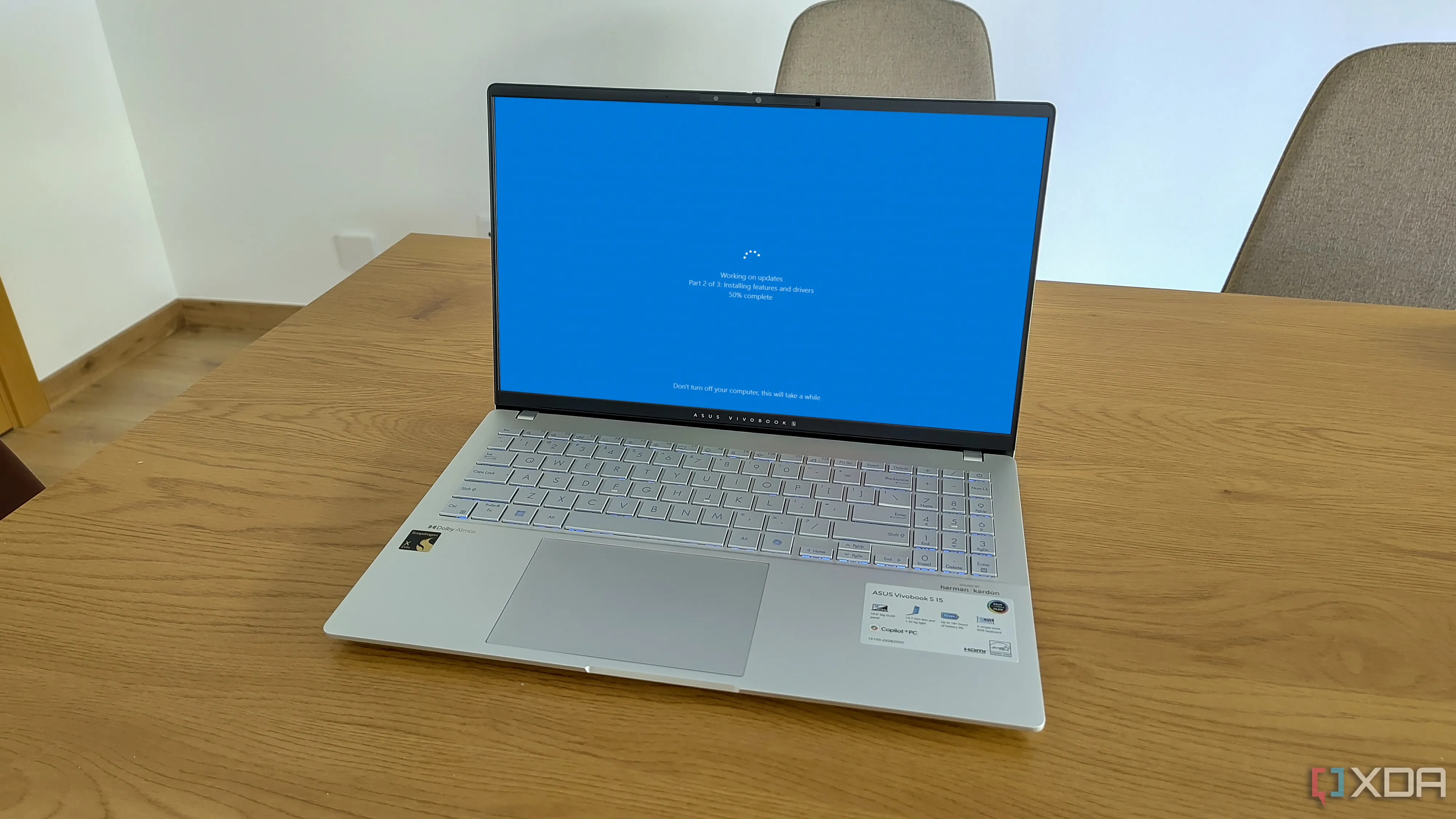 Một chiếc laptop đang hiển thị màn hình &quot;Đang khởi động lại&quot; của Windows để cài đặt cập nhật