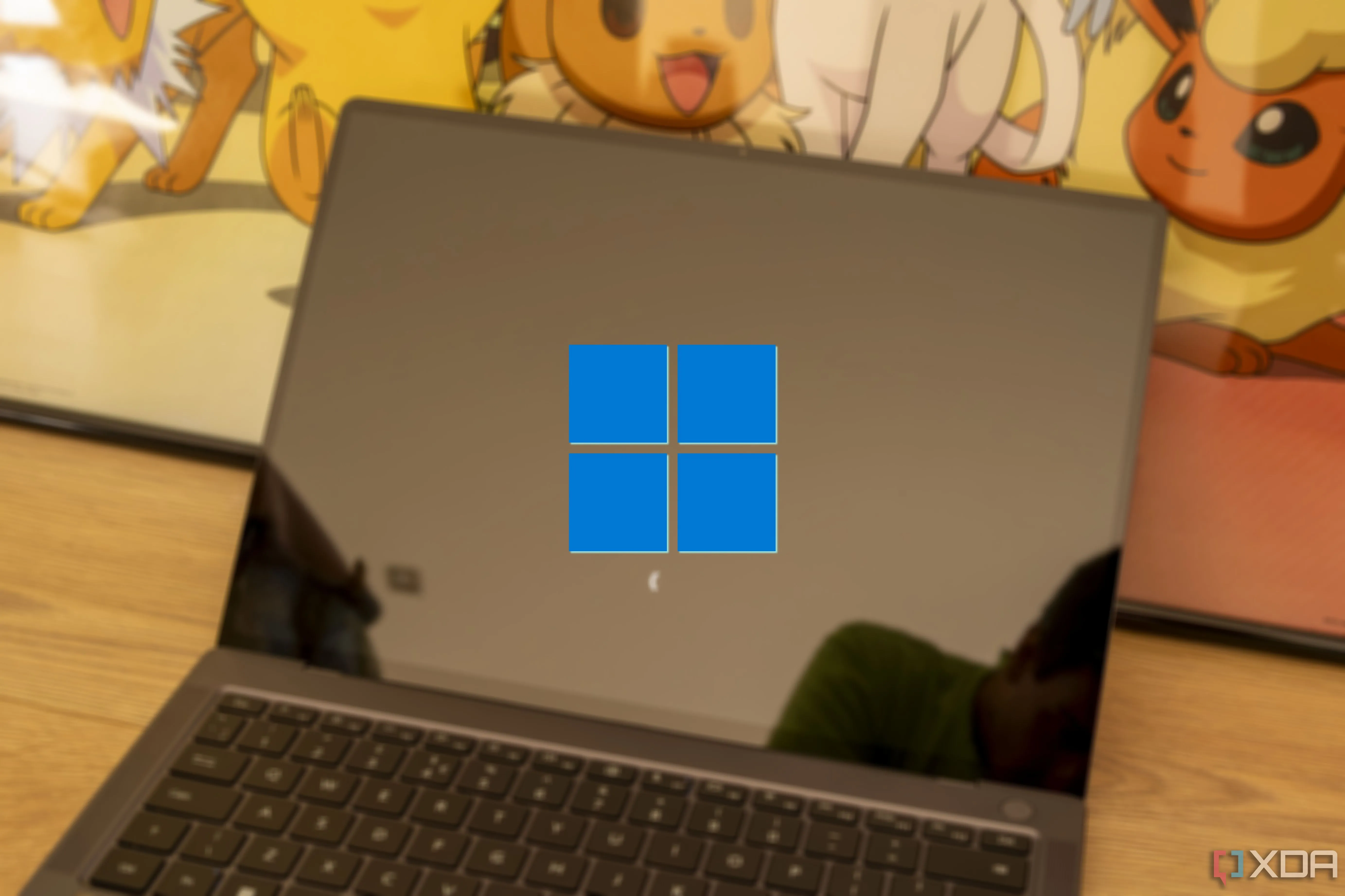 Một chiếc laptop đang khởi động với logo Windows hiển thị trên màn hình, báo hiệu quá trình phục hồi hệ thống