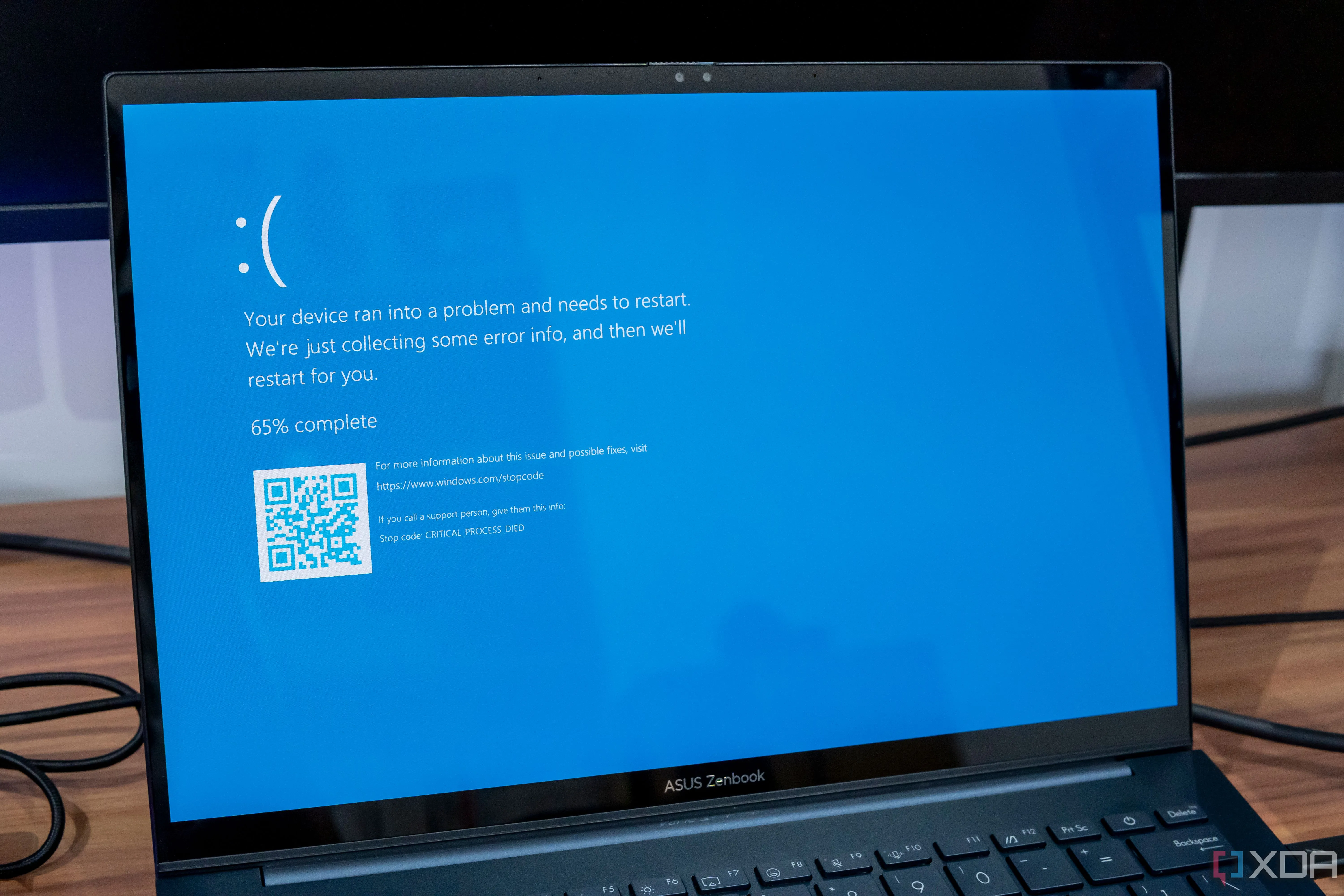 Một chiếc laptop Windows 11 hiển thị màn hình xanh chết chóc (BSOD) báo lỗi hệ thống