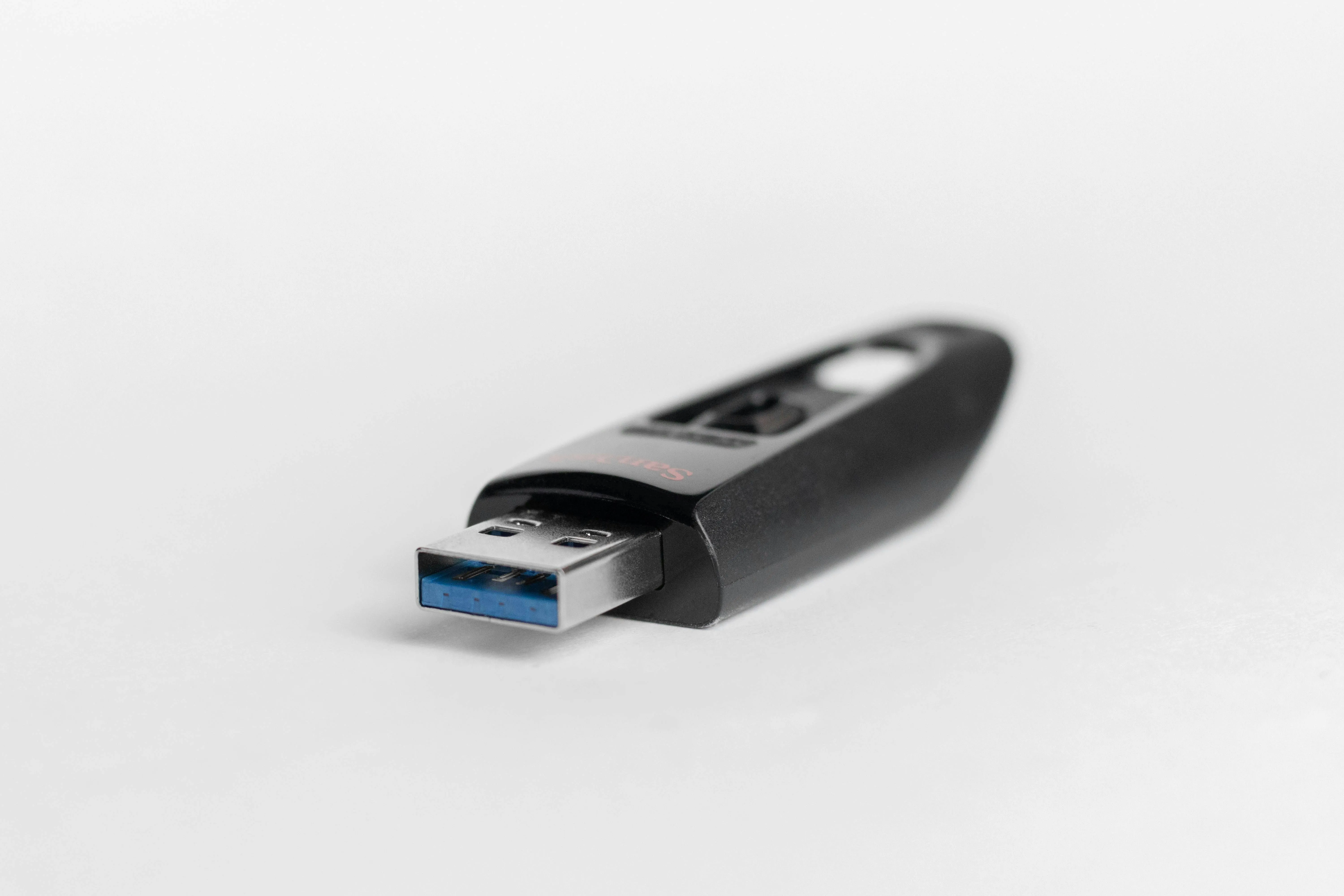 Một chiếc USB dùng để lưu trữ file ISO Windows tùy chỉnh, minh họa cho việc xác định mục đích sử dụng ISO.
