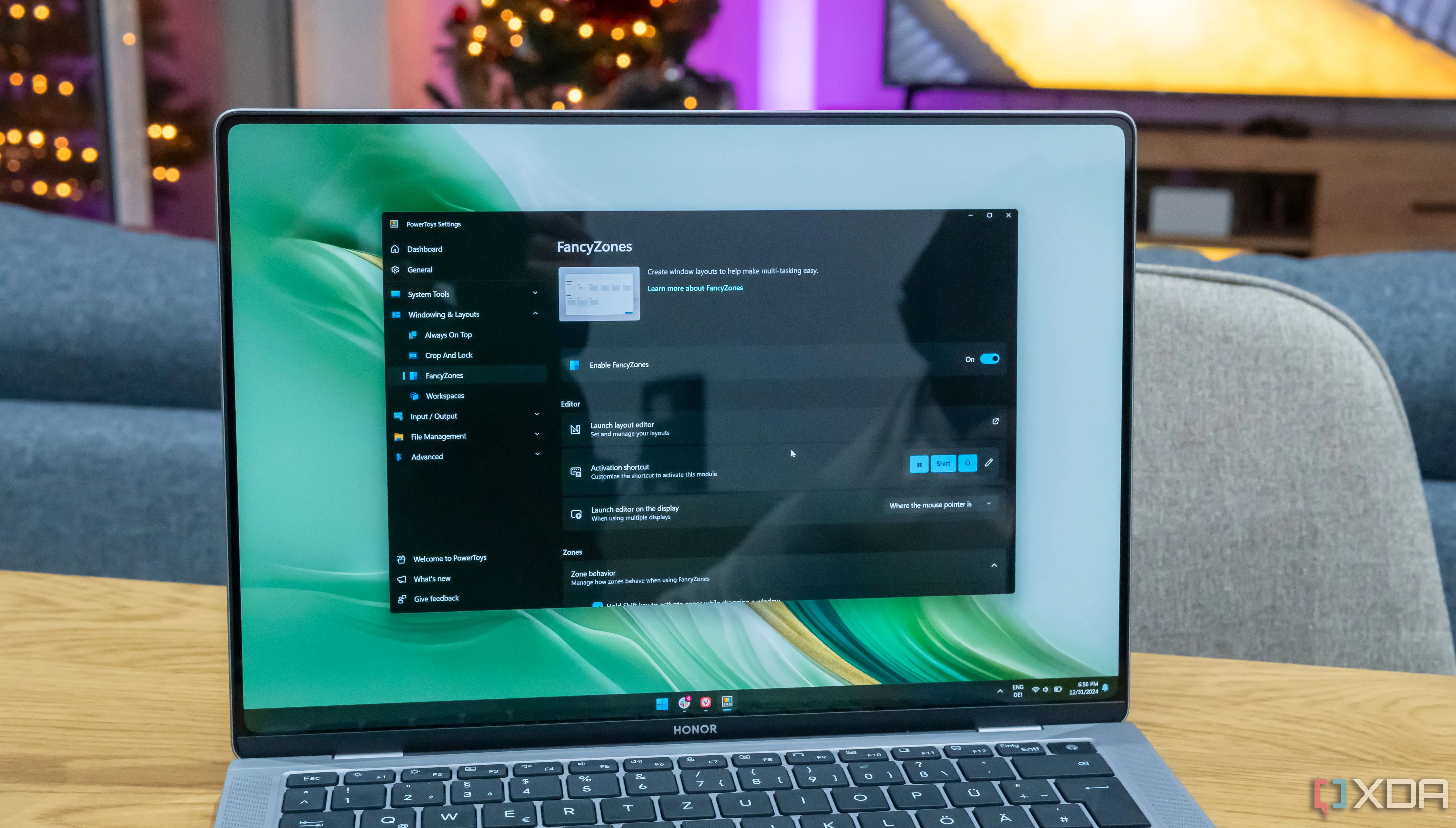Một laptop Windows 11 đang chạy PowerToys với trang cài đặt FancyZones đang mở