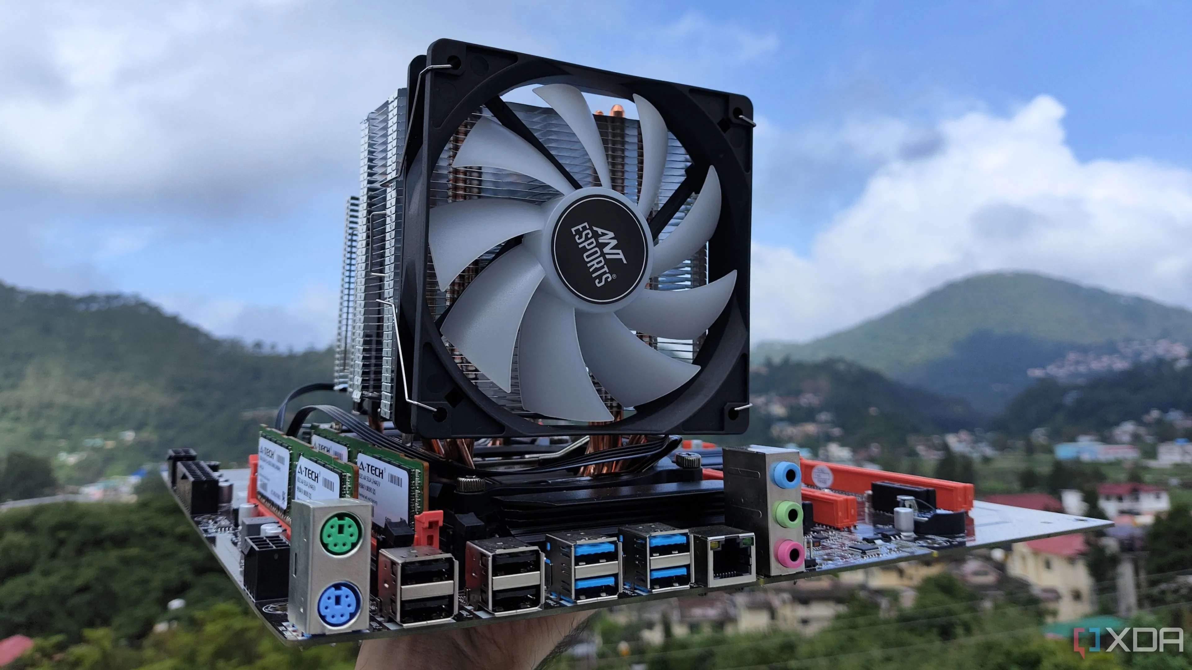 Người dùng đang cầm một bộ PC server, tượng trưng cho việc xây dựng máy chủ cá nhân