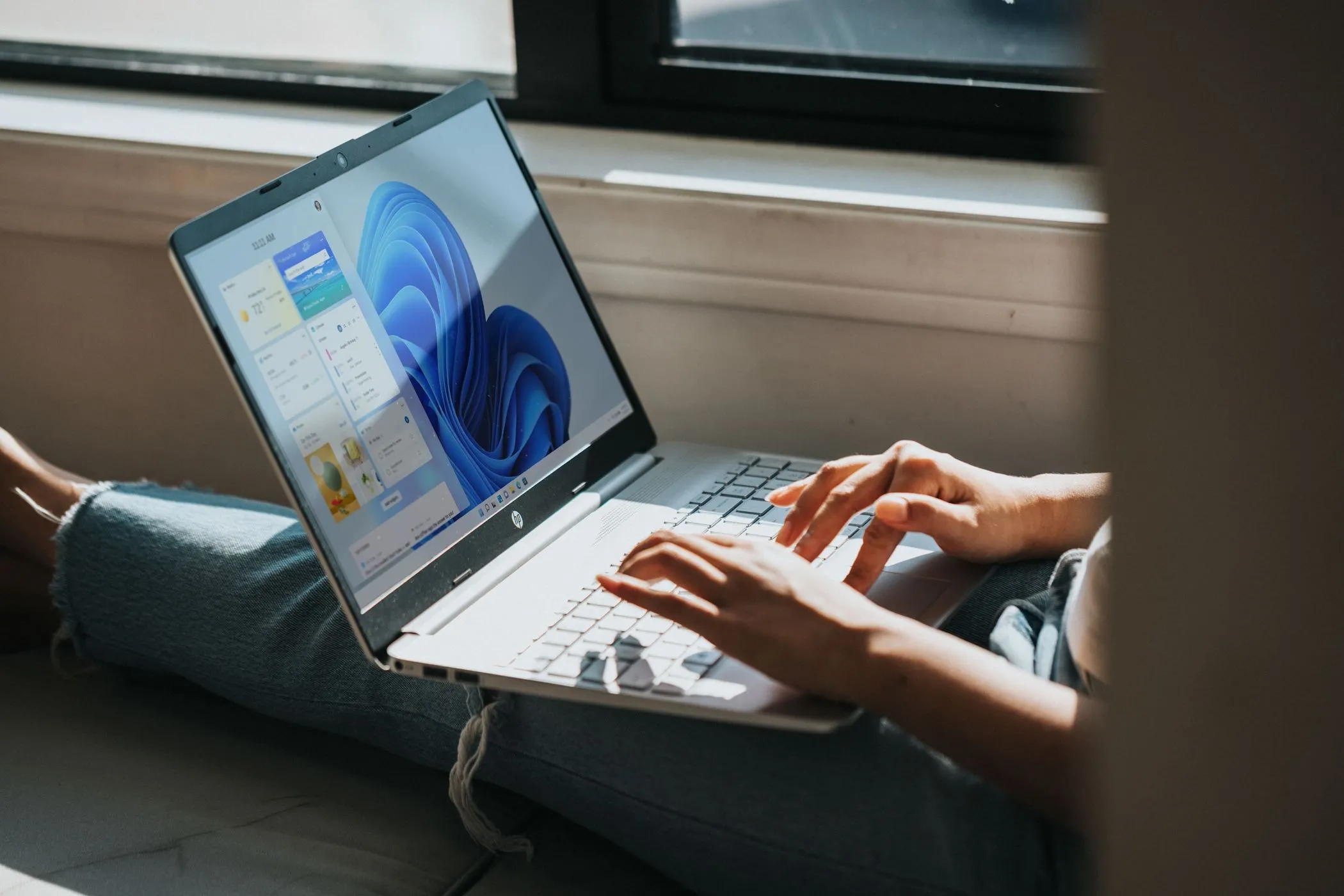 Người dùng đang thao tác trên laptop chạy Windows, minh họa cho việc khắc phục các vấn đề liên quan đến kết nối mạng trên hệ điều hành này