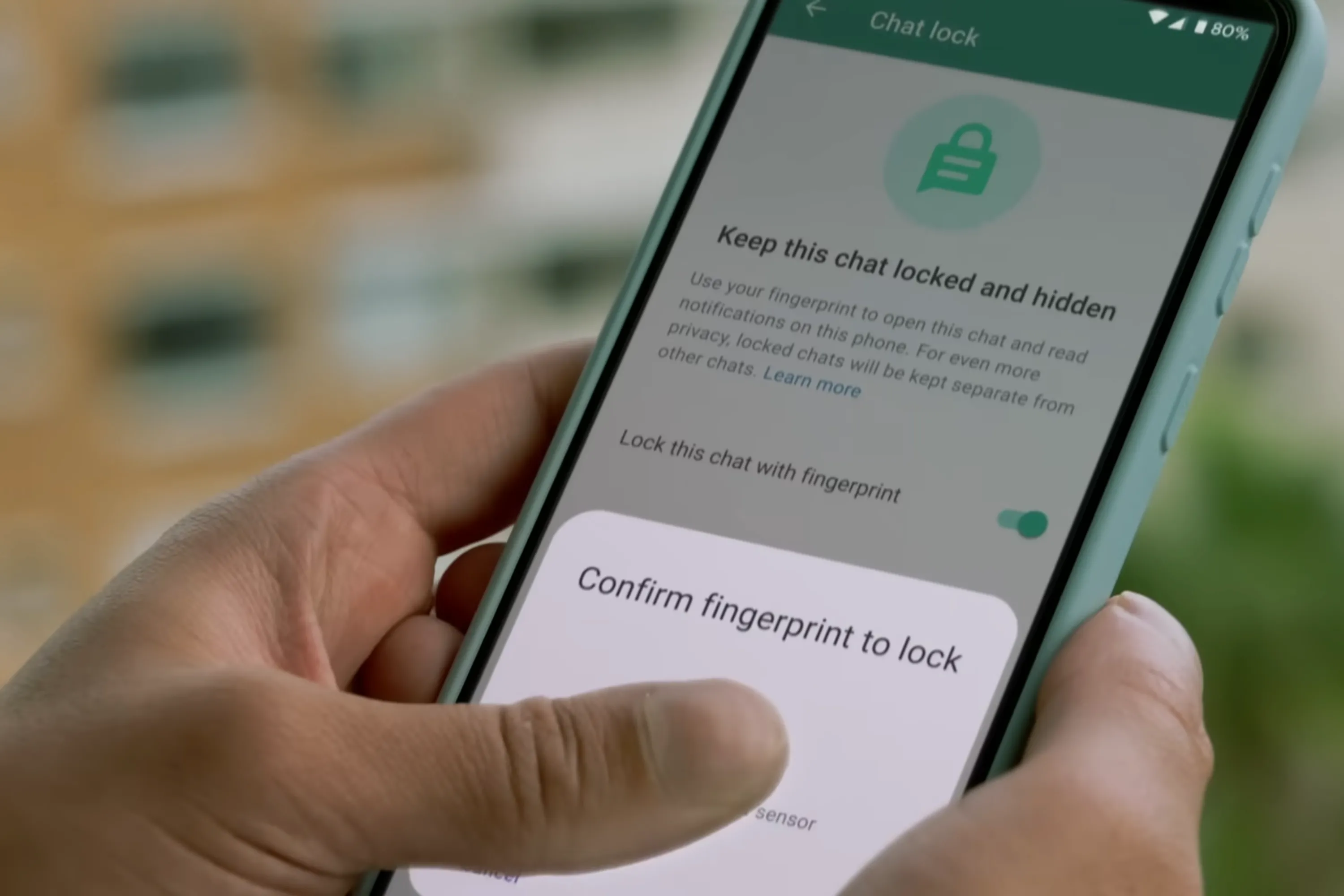 Người dùng khóa các cuộc trò chuyện WhatsApp bằng vân tay với tính năng Chat Lock mới.