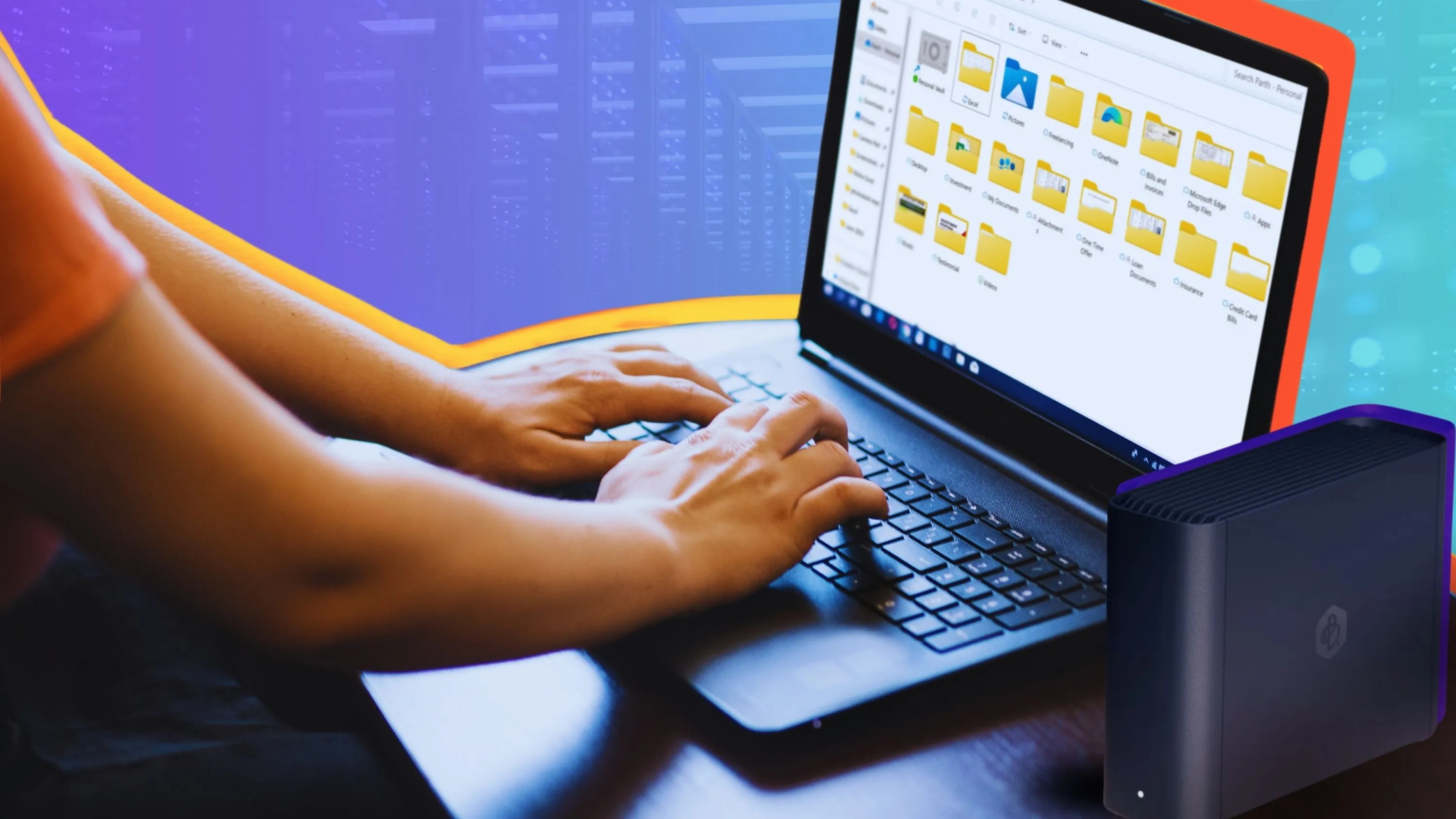 Người dùng tương tác với File Explorer trên Windows 11, nơi có thể xuất hiện quảng cáo dịch vụ Microsoft