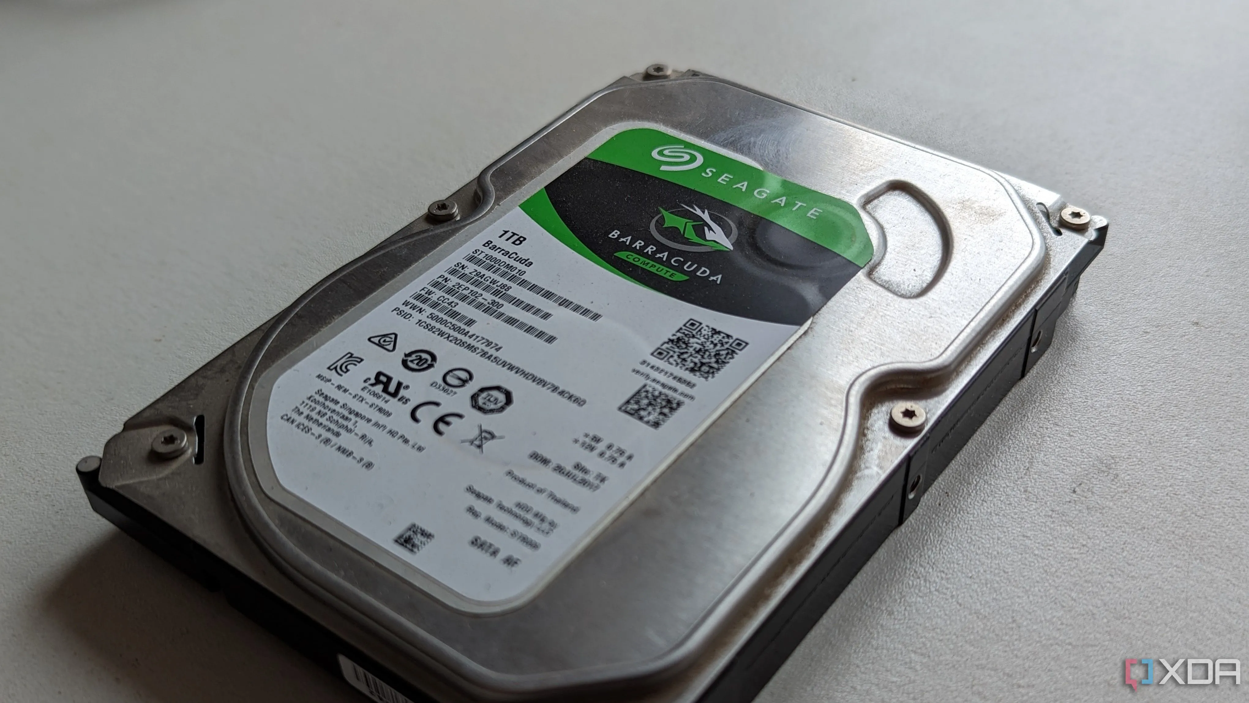 Ổ cứng HDD Seagate Barracuda 1TB trên nền trắng, minh họa ổ cứng máy tính