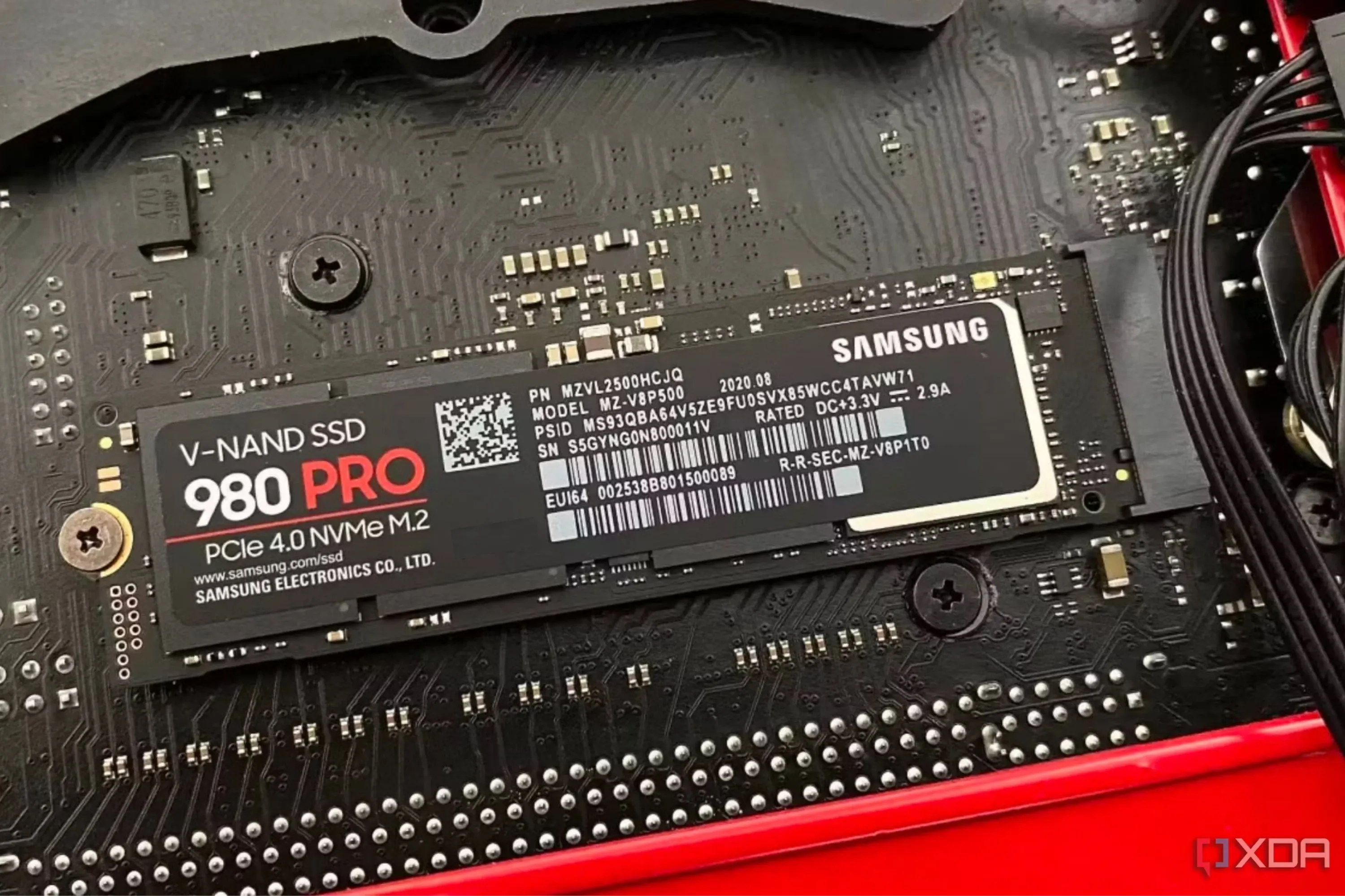 Ổ cứng SSD Samsung 980 Pro được gắn vào khe M.2 trên bo mạch chủ, minh họa vị trí lắp đặt SSD