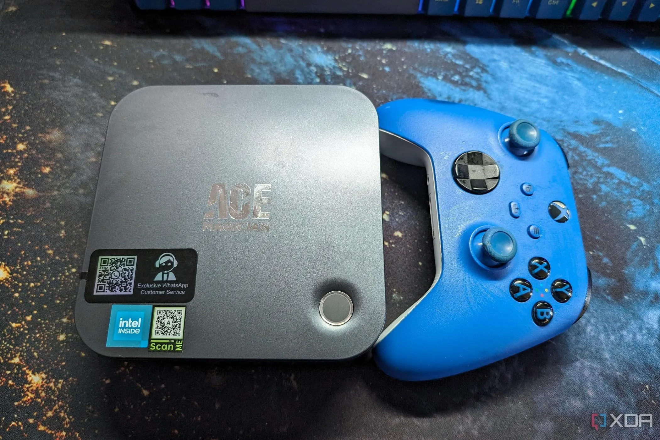 So sánh kích thước giữa mini PC Intel và tay cầm Xbox, cho thấy sự nhỏ gọn vượt trội của máy tính mini, lý tưởng cho việc di chuyển và làm việc từ xa.
