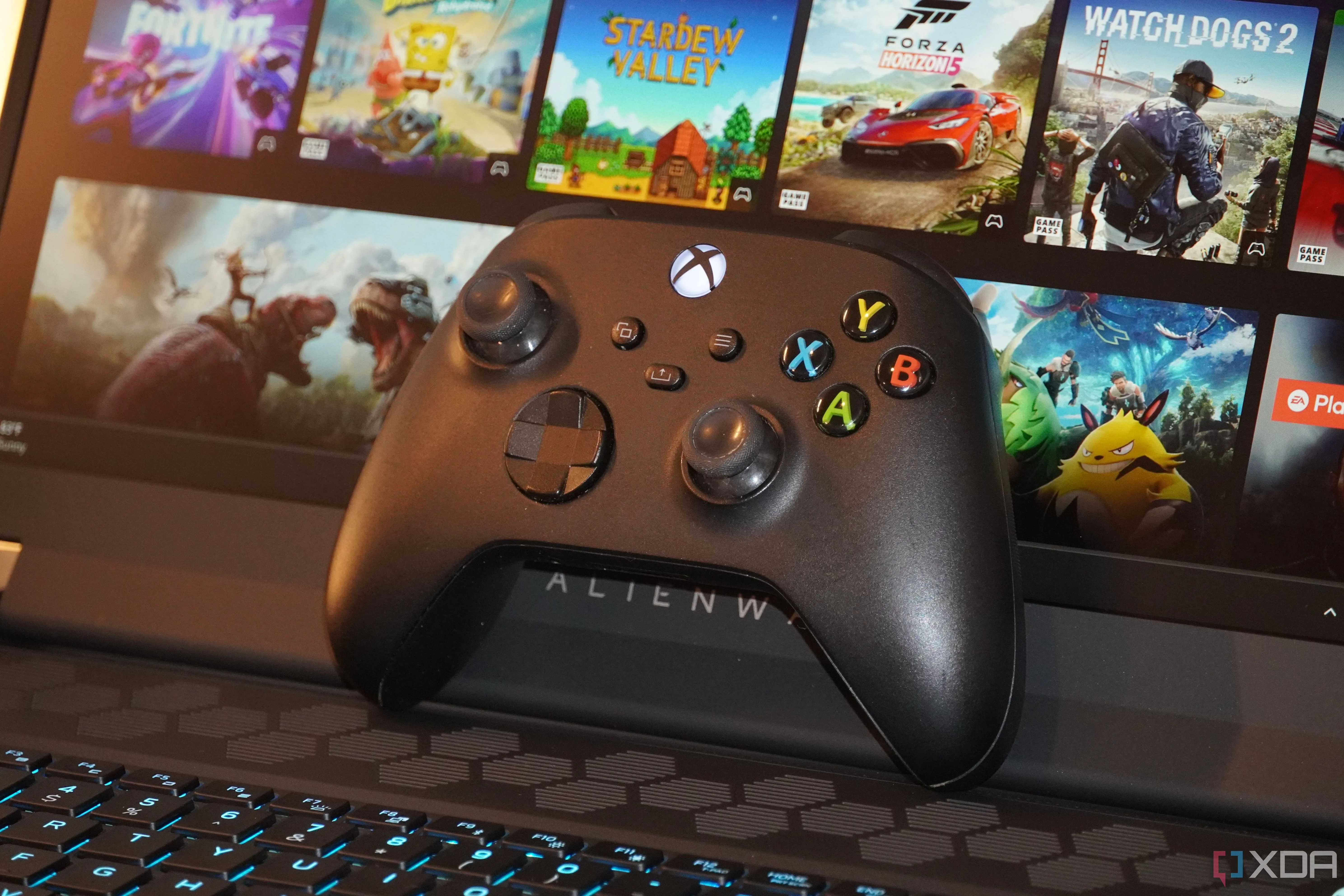 Tay cầm Xbox trên máy tính xách tay chơi game, tượng trưng cho trải nghiệm Xbox Cloud Gaming
