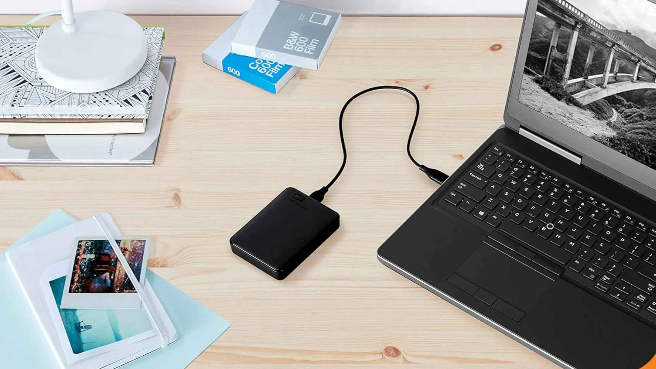 Thiết kế nhỏ gọn của ổ cứng di động WD Elements 5TB với logo Western Digital