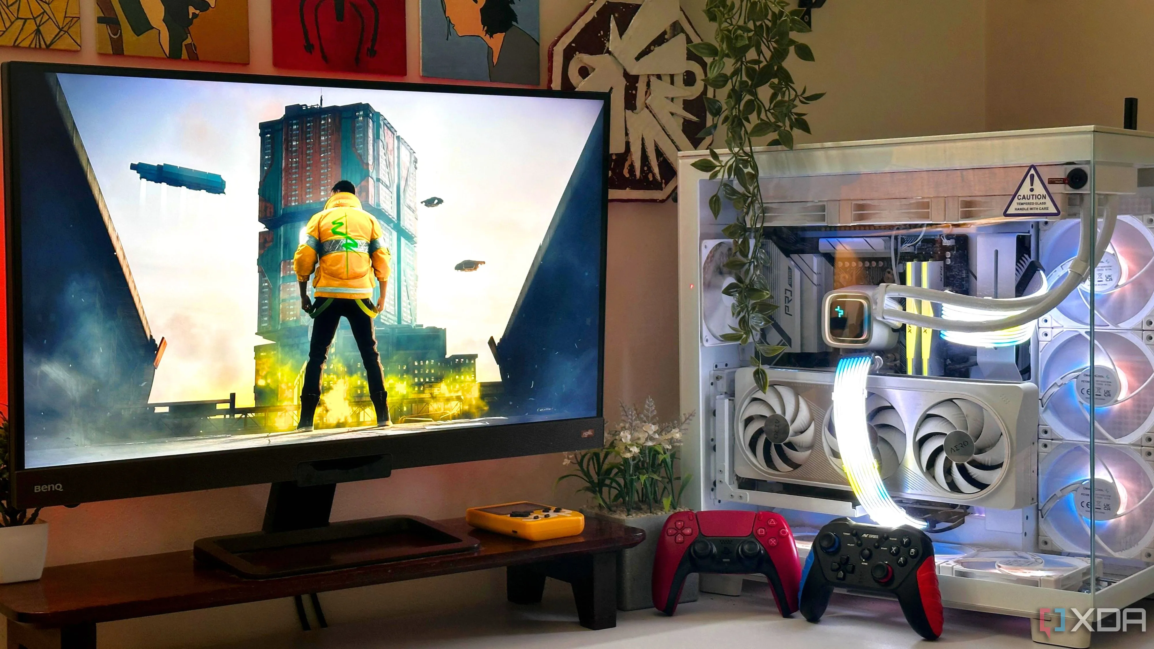 Thiết lập máy tính chơi game với tựa game Cyberpunk 2077 hiển thị trên màn hình, cho thấy một tựa game nặng dễ bị ảnh hưởng bởi CPU bottleneck.