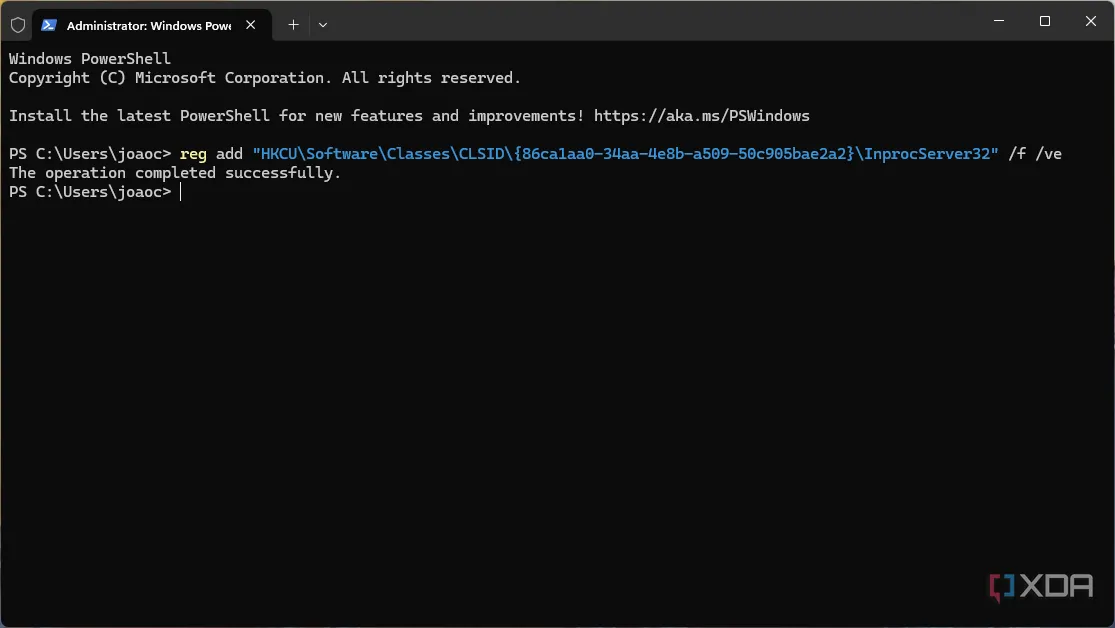 Thông báo xác nhận thành công từ Windows Terminal sau khi thực hiện lệnh điều chỉnh Registry trên Windows 11.