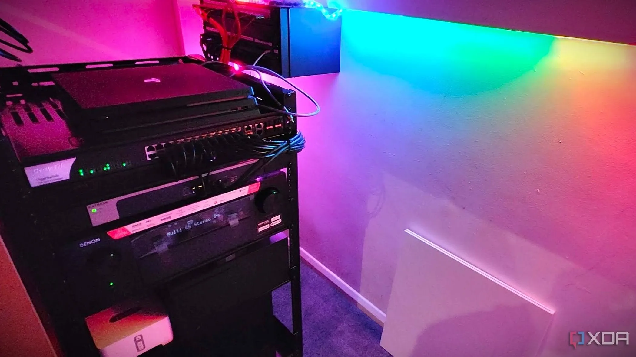 Tủ rack mạng với thiết bị mạng và cáp 10GbE, biểu trưng cho hiệu suất cao