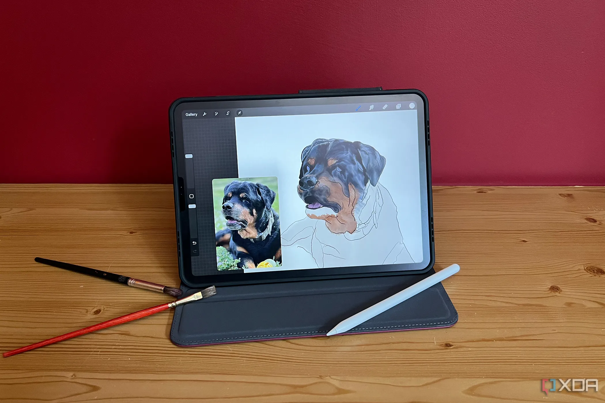 Ứng dụng Procreate chạy trên iPad cùng với Apple Pencil, minh họa khả năng sáng tạo trên các nền tảng thay thế Adobe