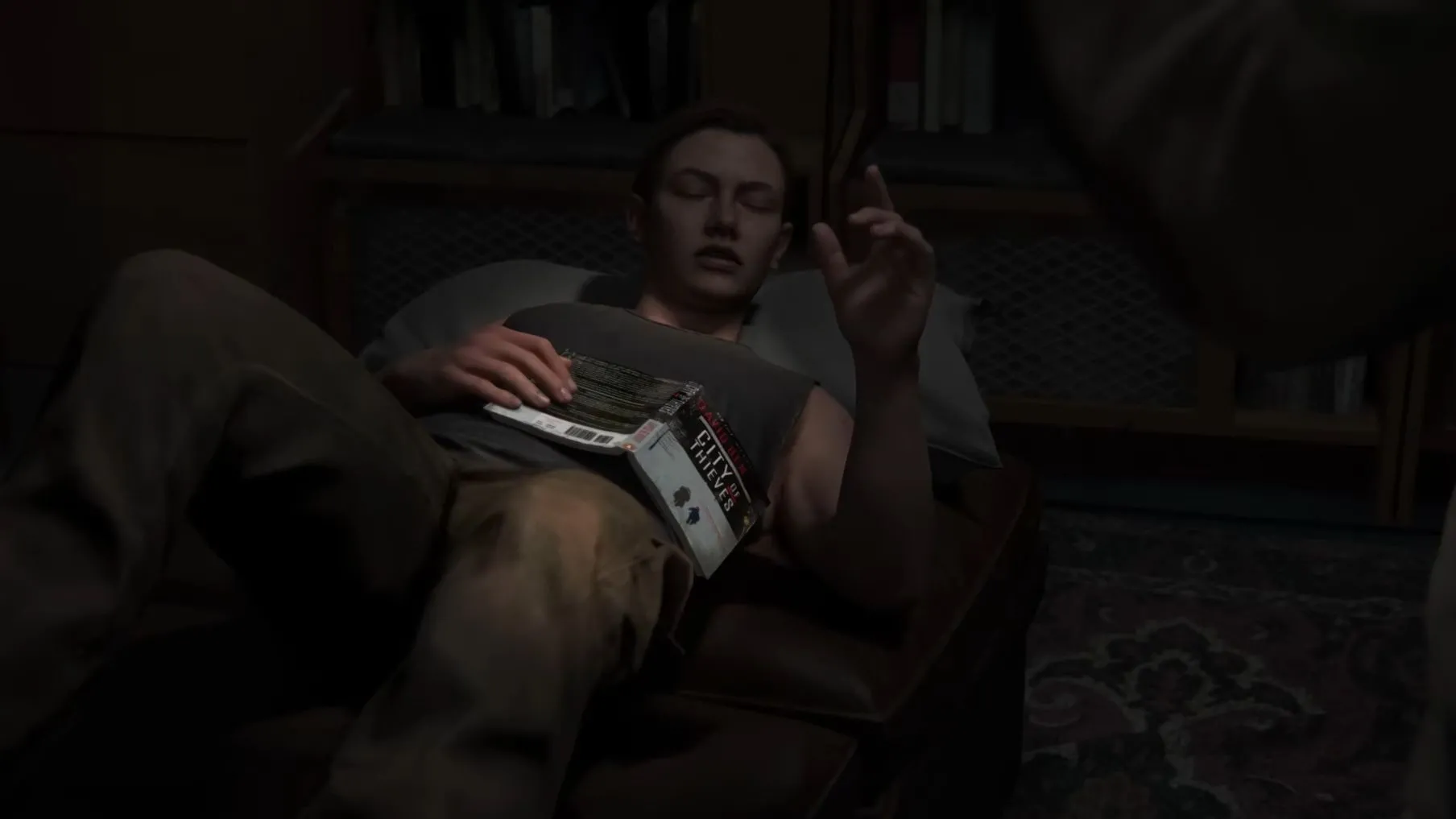 Abby đang đọc sách &quot;City of Thieves&quot; trong The Last of Us Part II Remastered
