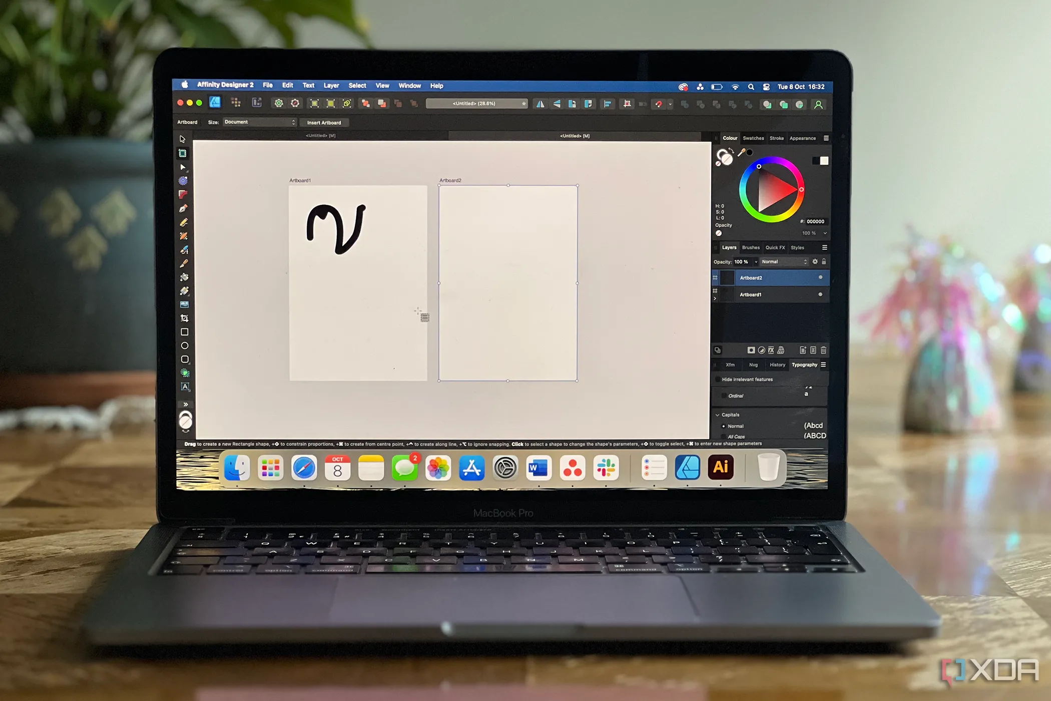 Affinity Designer trên MacBook Pro trên bàn màu nâu