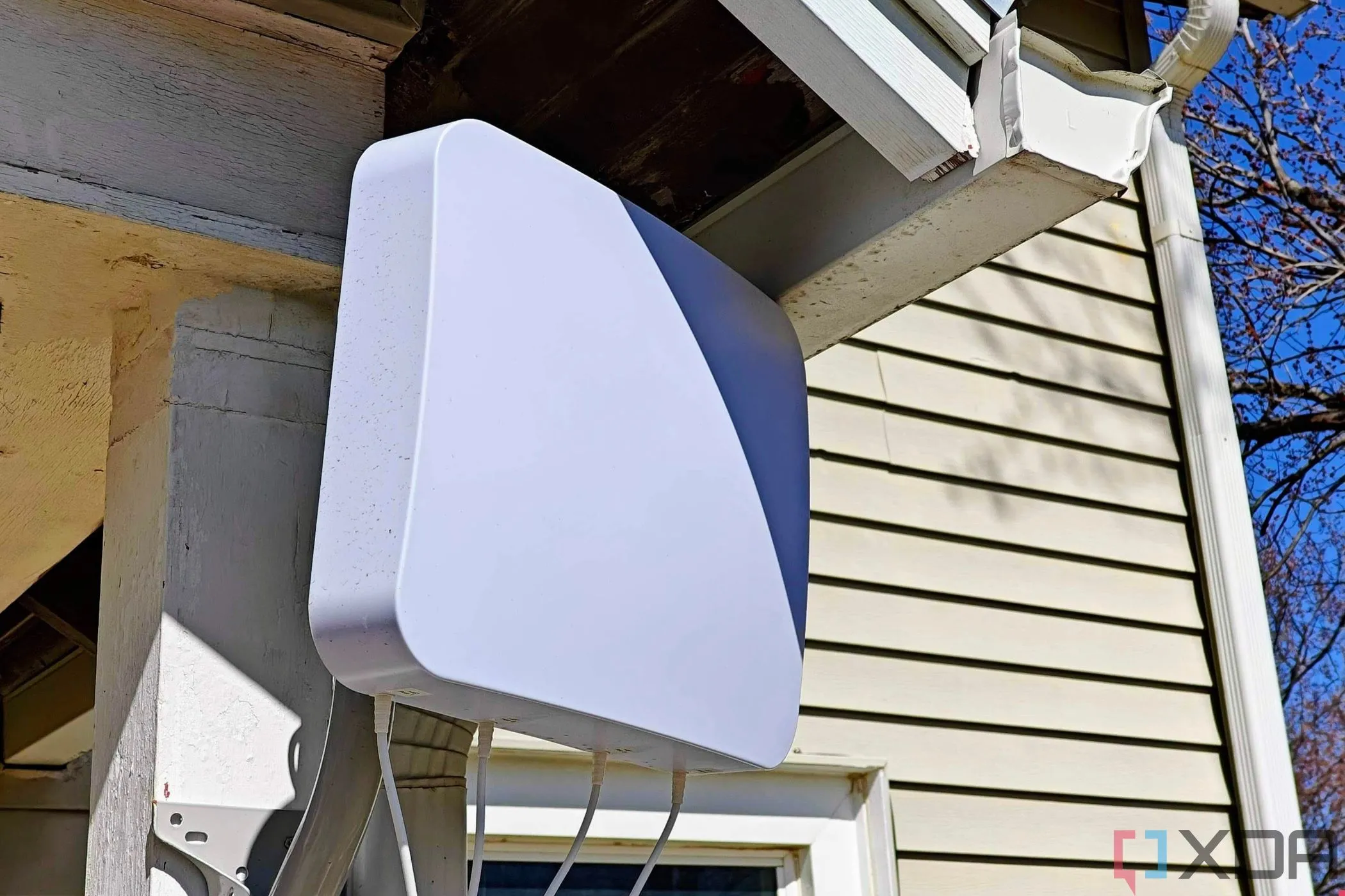 Ăng-ten ngoài Waveform cho modem Internet gia đình T-Mobile, thể hiện giải pháp kết nối mạng ở khu vực nông thôn.