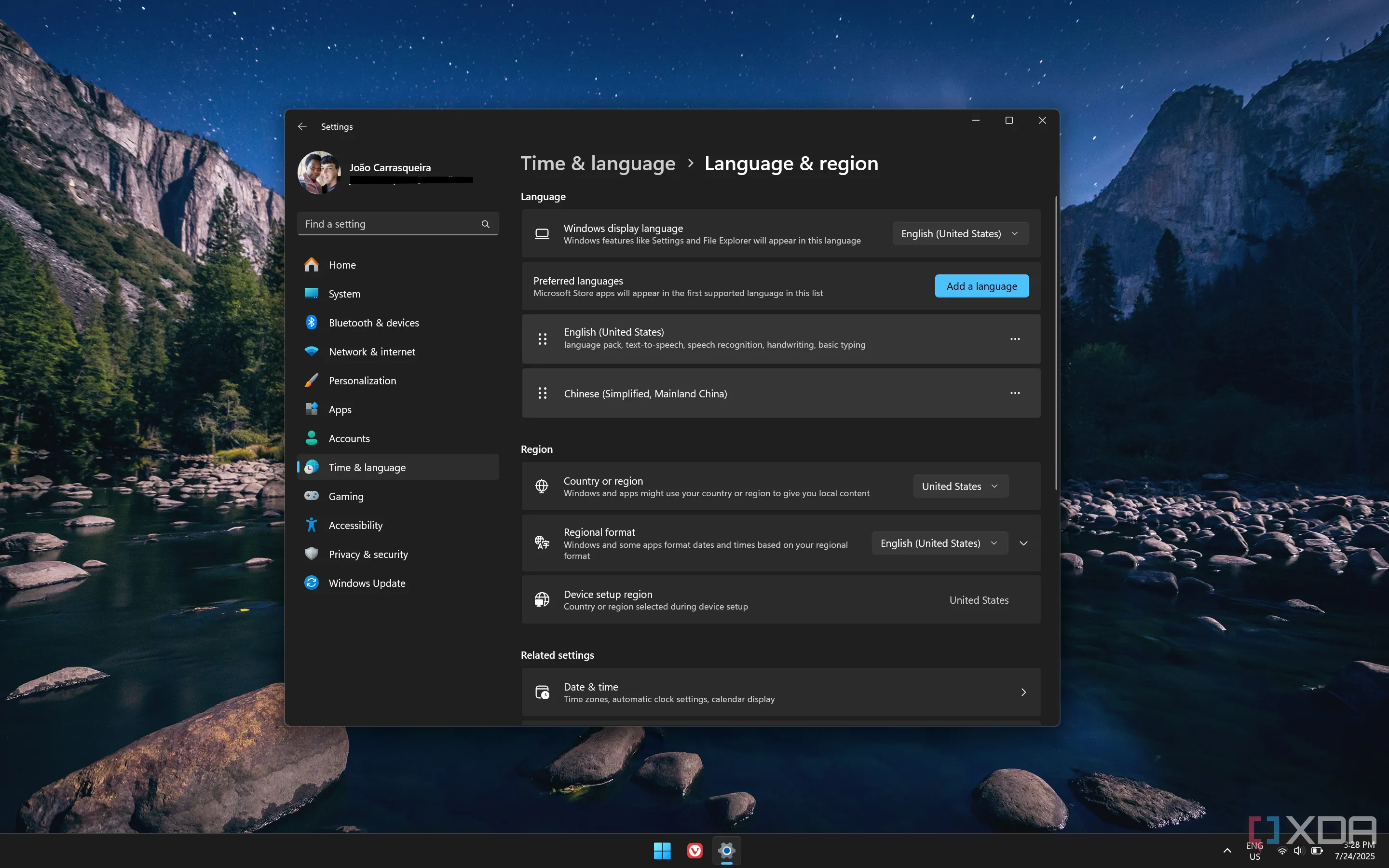 Ảnh chụp màn hình cài đặt Vùng &amp; ngôn ngữ trong Windows 11, hiển thị khu vực thiết lập thiết bị đang là Hoa Kỳ trước khi thay đổi sang vùng EU để tối ưu