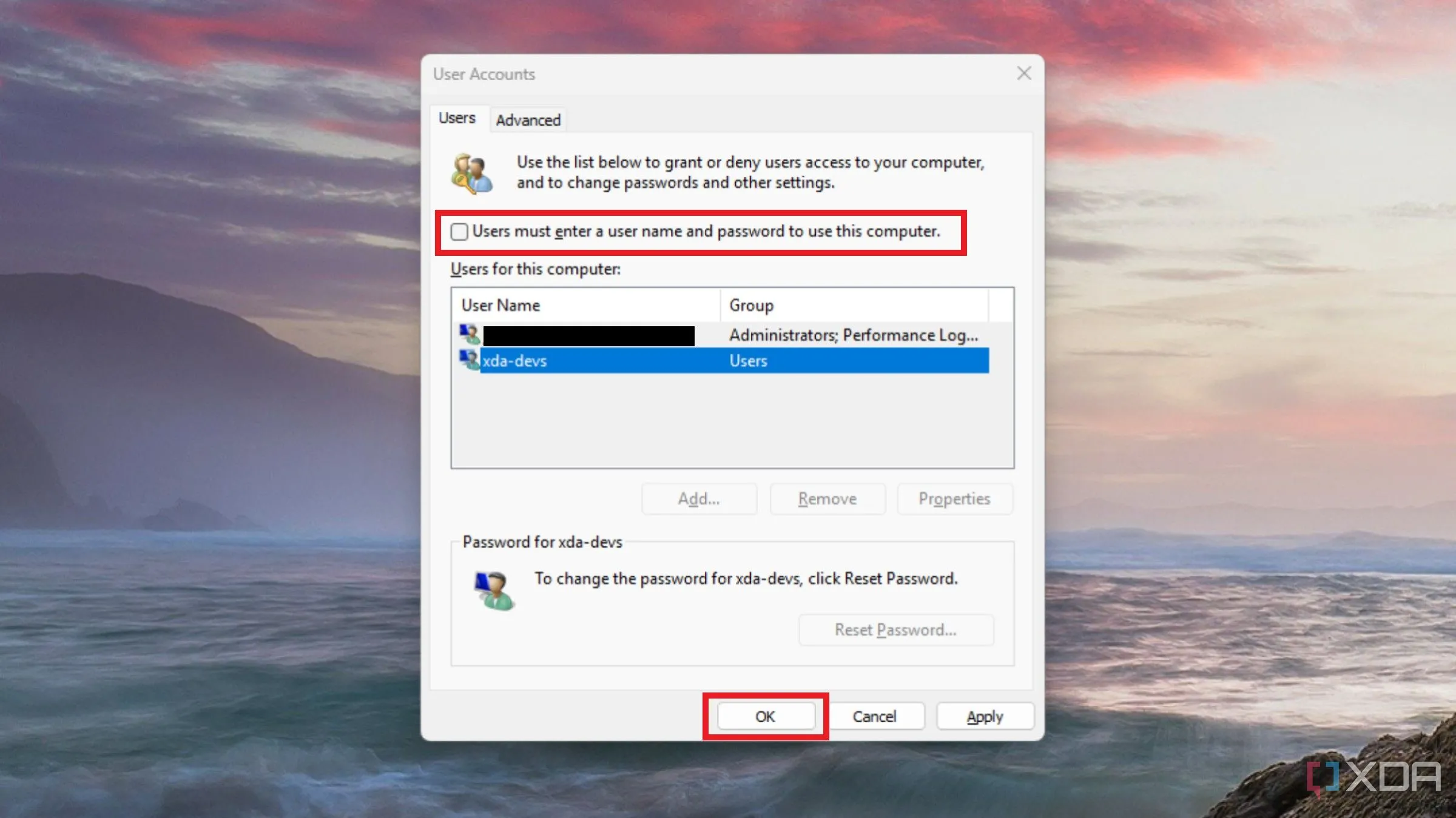 Ảnh chụp màn hình công cụ netplwiz với tùy chọn tắt yêu cầu mật khẩu tài khoản Windows được tô sáng