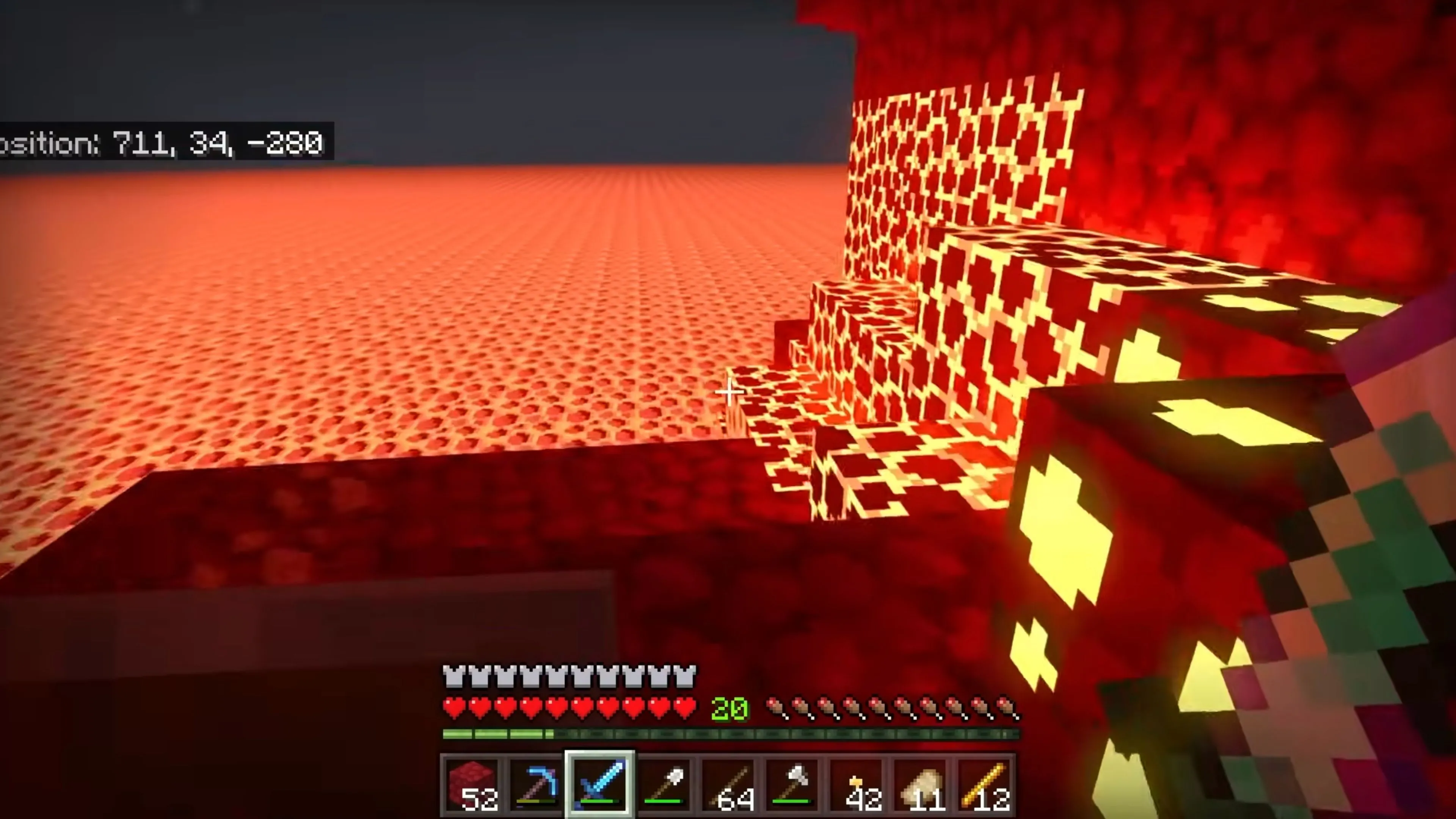 Ảnh chụp màn hình Minecraft, cảnh một công trình kiến trúc sáng tạo trong game.