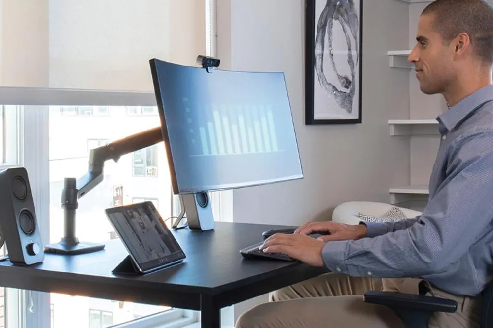 Arm màn hình Ergotron LX giúp tối ưu không gian bàn làm việc