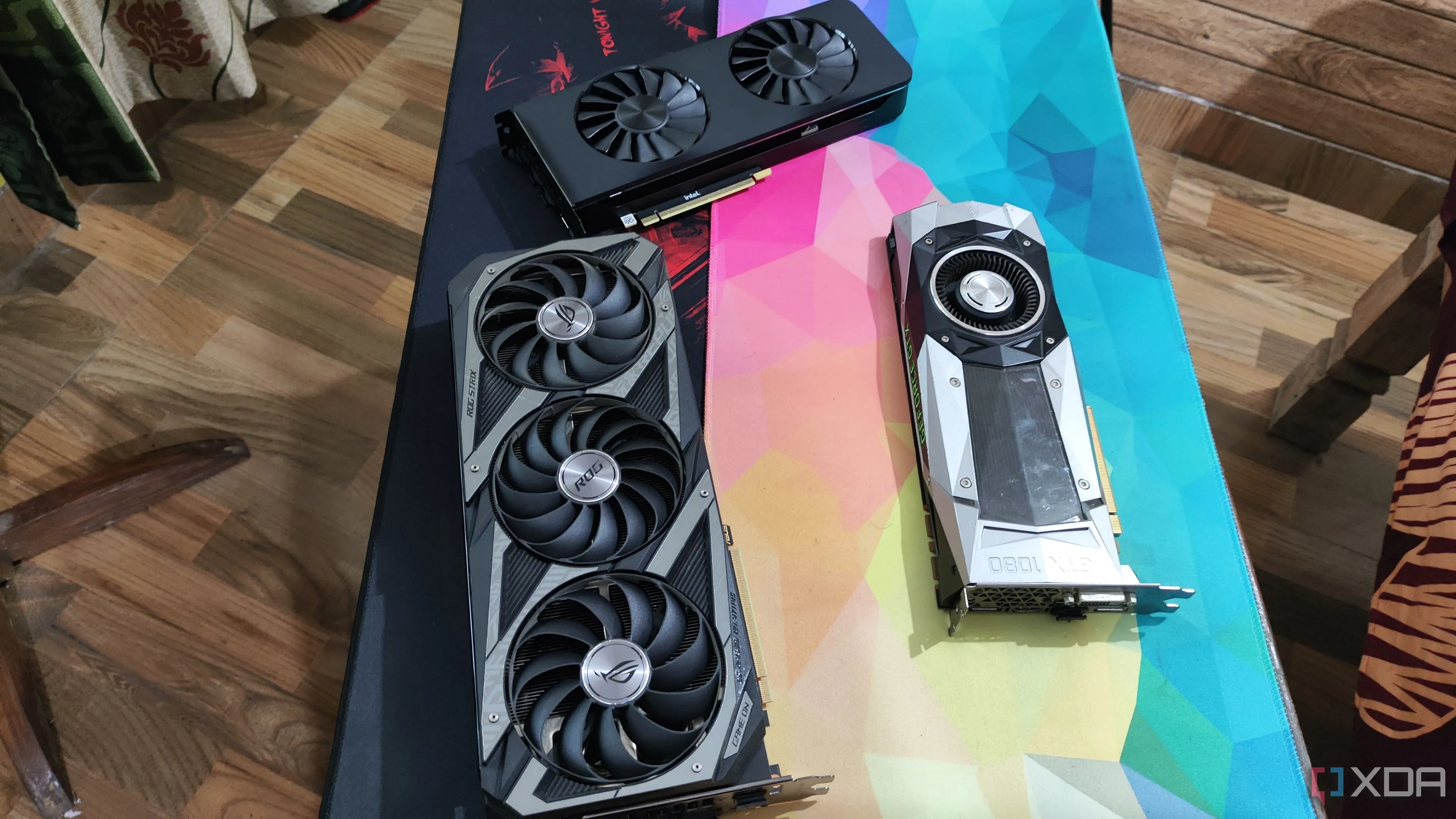 Ba card đồ họa: Intel Arc A750, ASUS ROG Strix RTX 3080 Ti và GTX 1080 Ti, thể hiện sự đa dạng của thị trường GPU.
