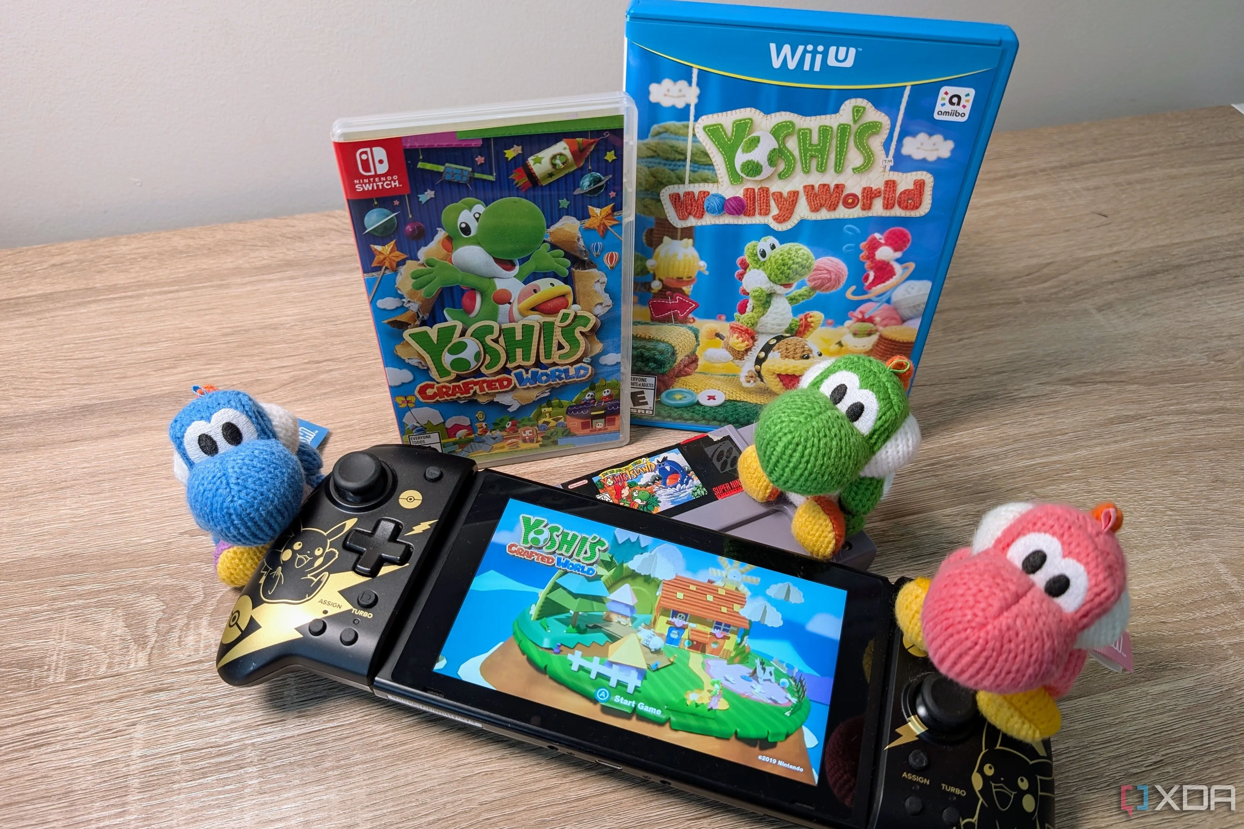 Ba chú Yoshi nhiều màu sắc ngồi quanh Nintendo Switch, minh họa các nhân vật biểu tượng và hệ sinh thái game phong phú của Nintendo.