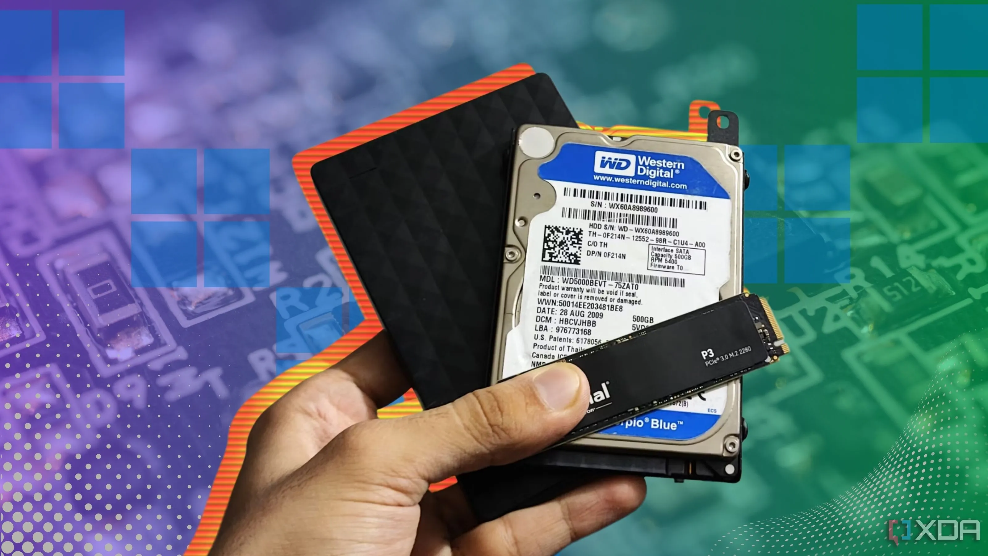 Ba ổ đĩa cứng HDD được cầm trên tay, biểu tượng cho phương pháp lưu trữ lạnh (cold storage) để sao lưu dữ liệu