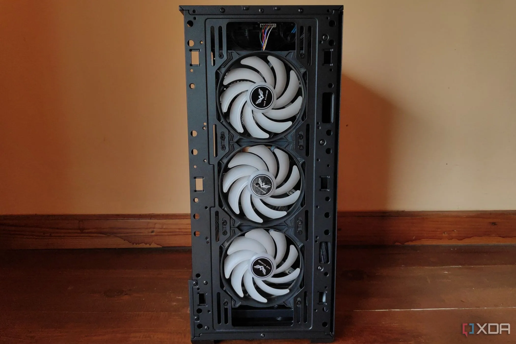 Ba quạt tản nhiệt được lắp đặt bên trong một vỏ case MSI Forge 110R, minh họa luồng khí bên trong PC