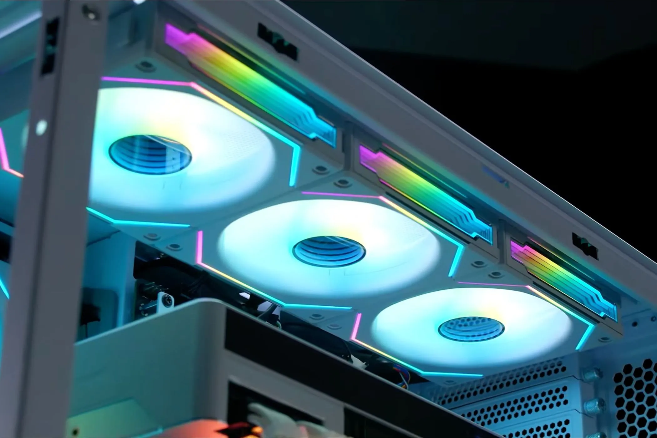 Ba quạt tản nhiệt Lian Li UNI SL-INFI120 với đèn RGB hiện đại được lắp đặt trong case PC