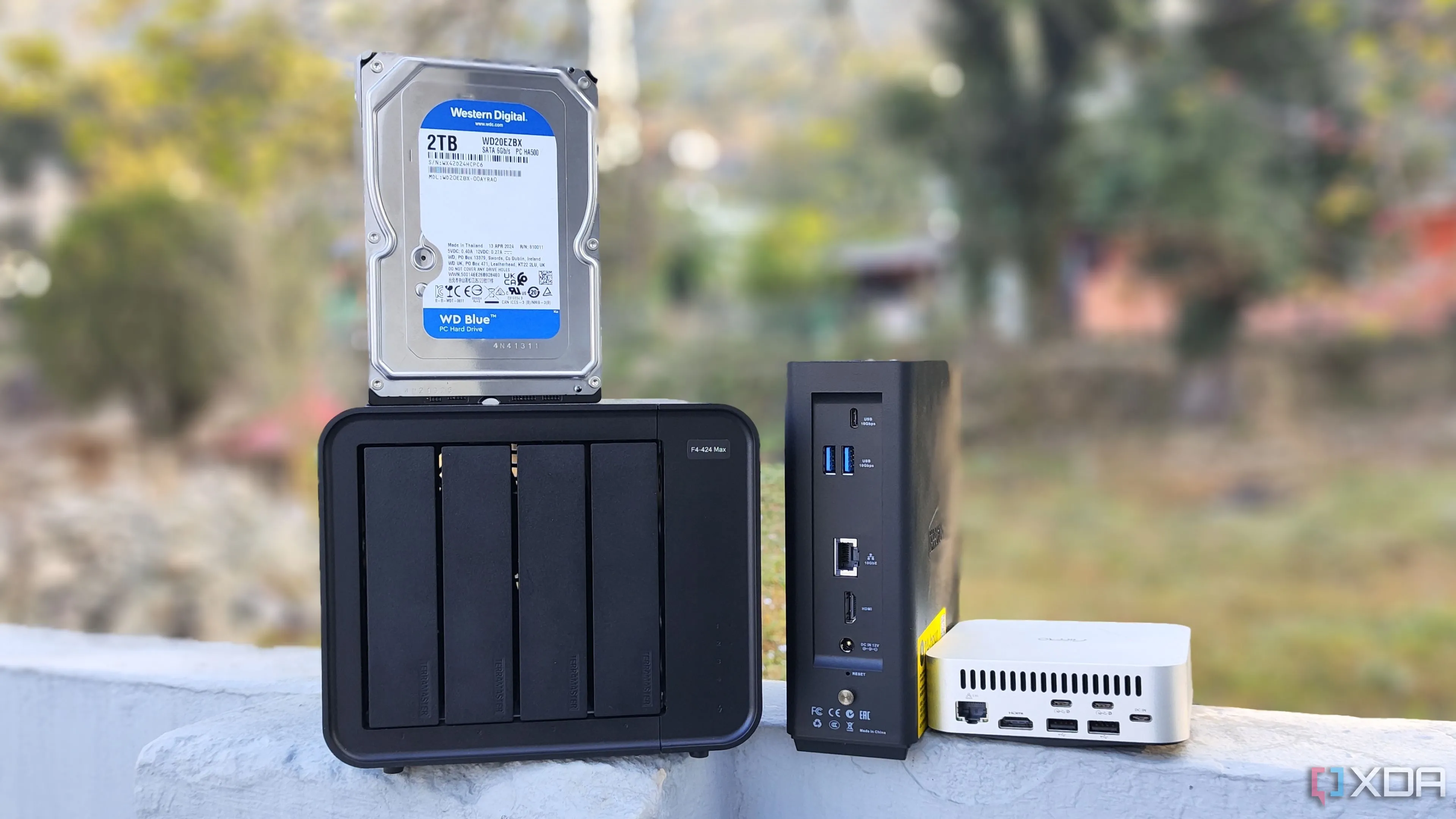 Ba thiết bị NAS TerraMaster F4-424 Max, F8 SSD Plus và Aiffro K100 đặt cạnh nhau