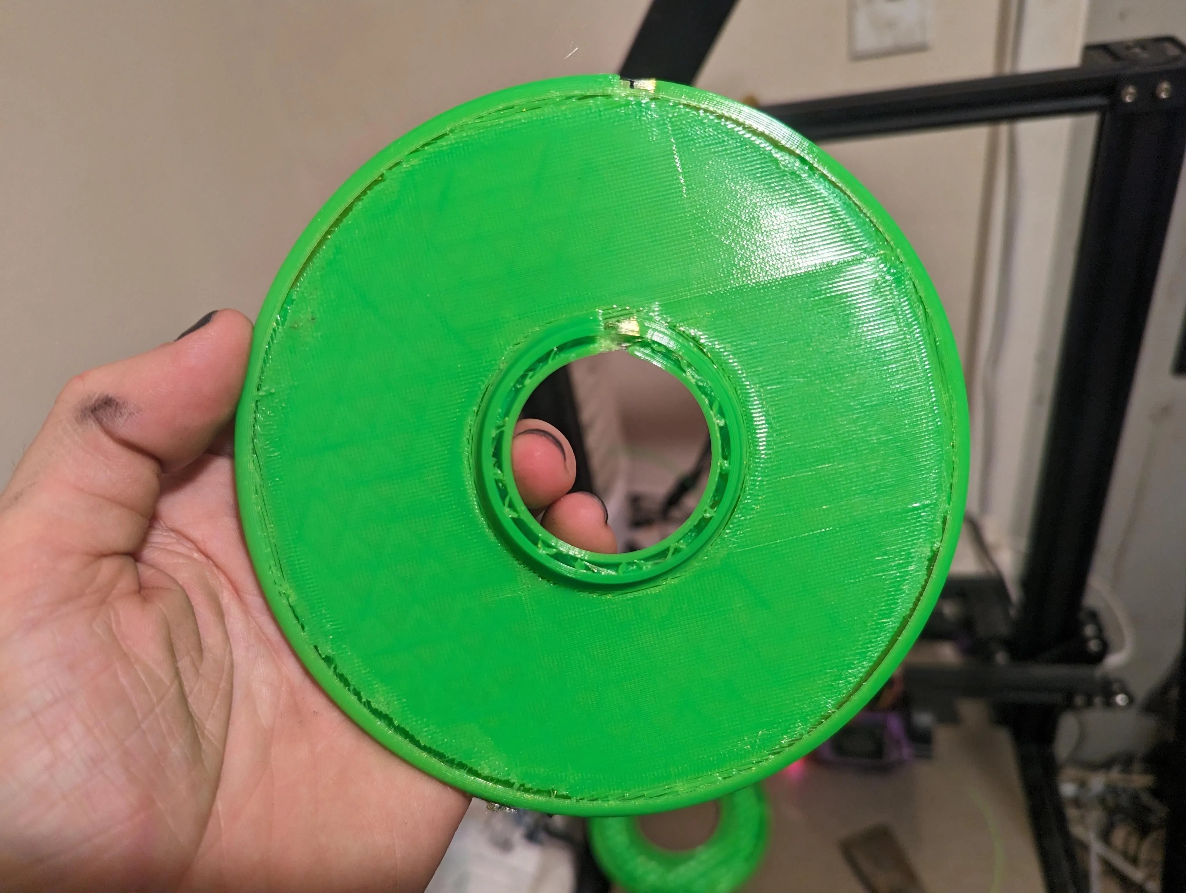 Bản in 3D bị lỗi khoảng trống giữa infill và thành, làm giảm độ bền cấu trúc của vật thể.