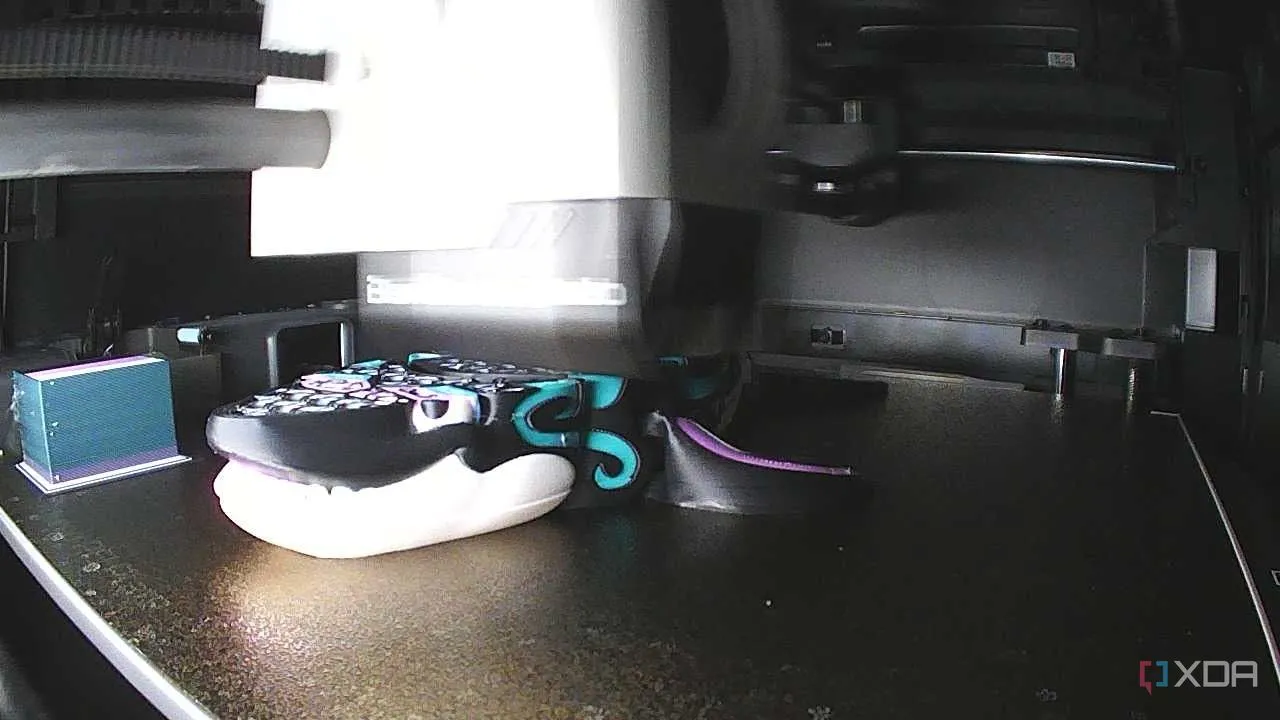 Bản in 3D Orca đang được tạo ra trên máy in, minh họa khả năng điều khiển từ xa của OctoPrint