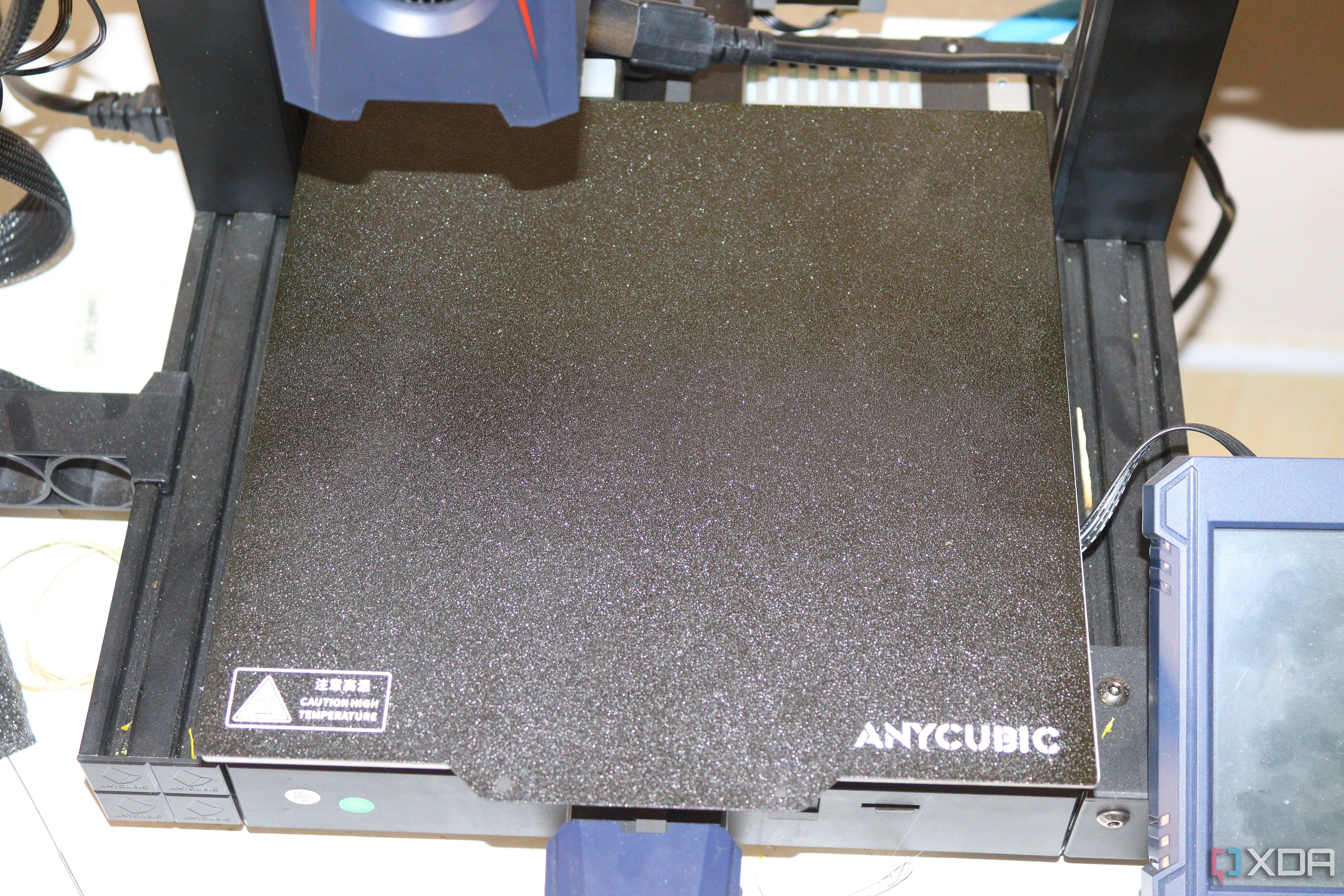 Bàn in của máy in 3D Anycubic, thể hiện tầm quan trọng của việc cân bằng bàn in để có lớp đầu tiên chất lượng