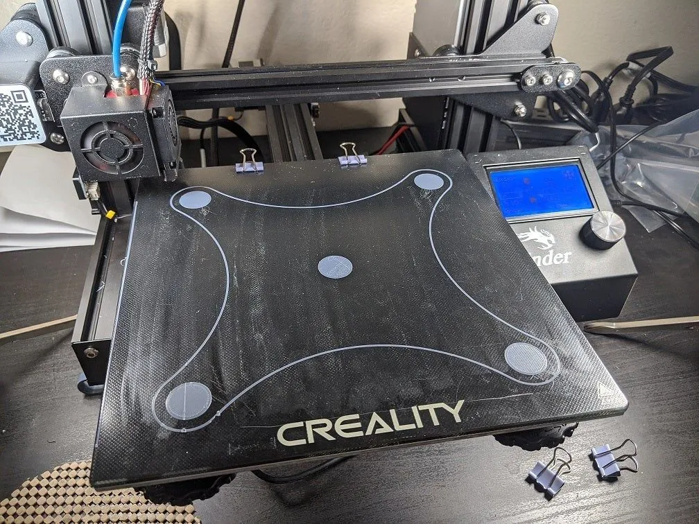 Bàn in của máy in 3D Ender-3, một yếu tố quan trọng ảnh hưởng đến độ bám dính của filament.