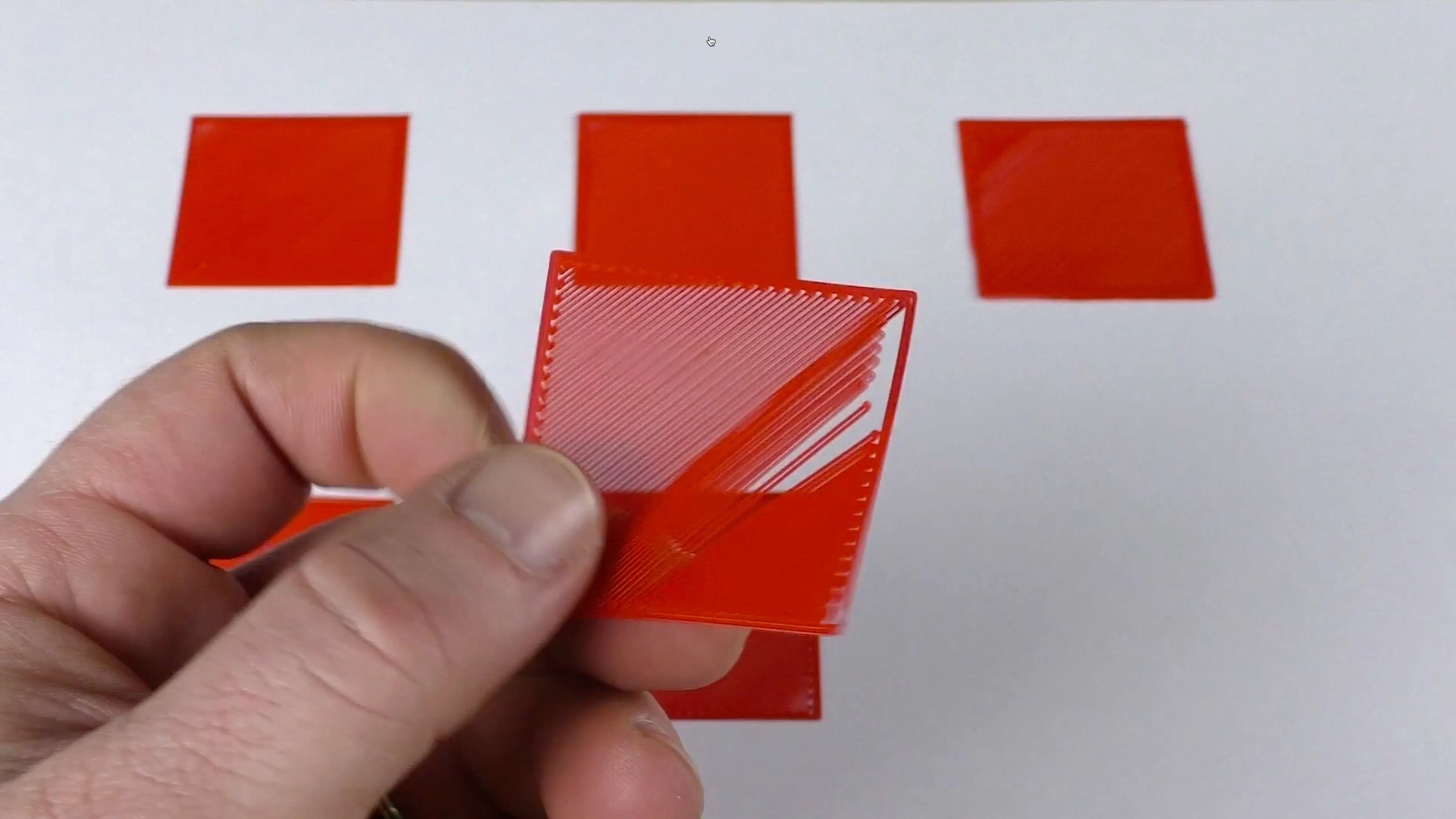 Bản in thử ô vuông có khe hở rõ rệt giữa các đường, dấu hiệu đầu phun máy in 3D đang quá cao