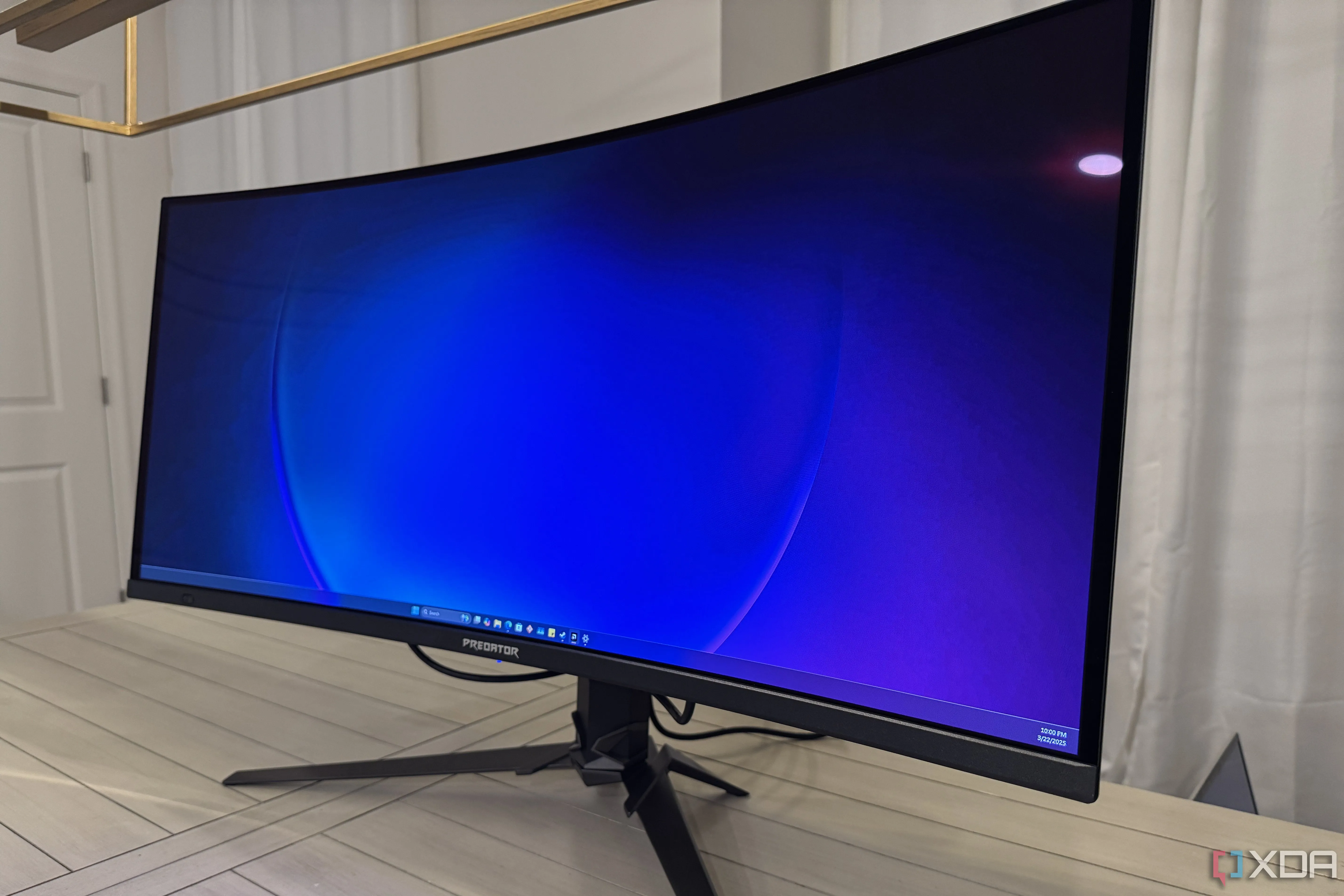 Bàn làm việc với màn hình máy tính cong lớn Acer Predator X35, minh họa không gian màn hình rộng