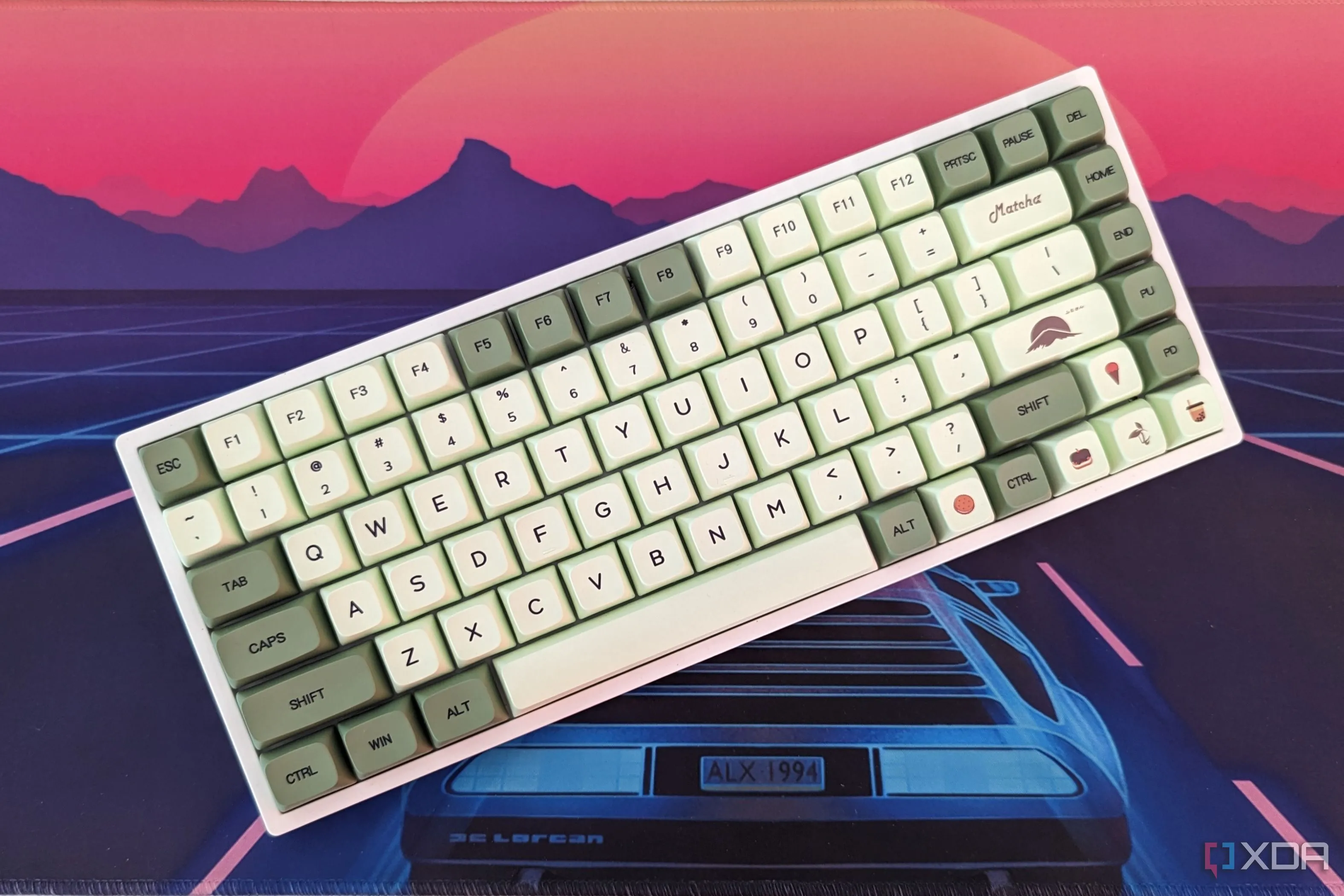 Bàn phím cơ không dây RK84 với các keycap tùy chỉnh, minh họa sự linh hoạt và thẩm mỹ của bàn phím không dây.