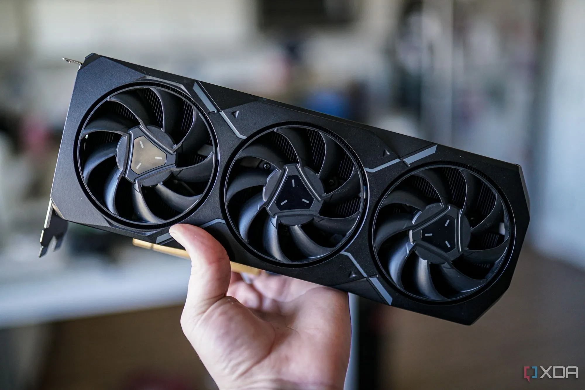 Bàn tay cầm card đồ họa AMD Radeon RX 7900 XT