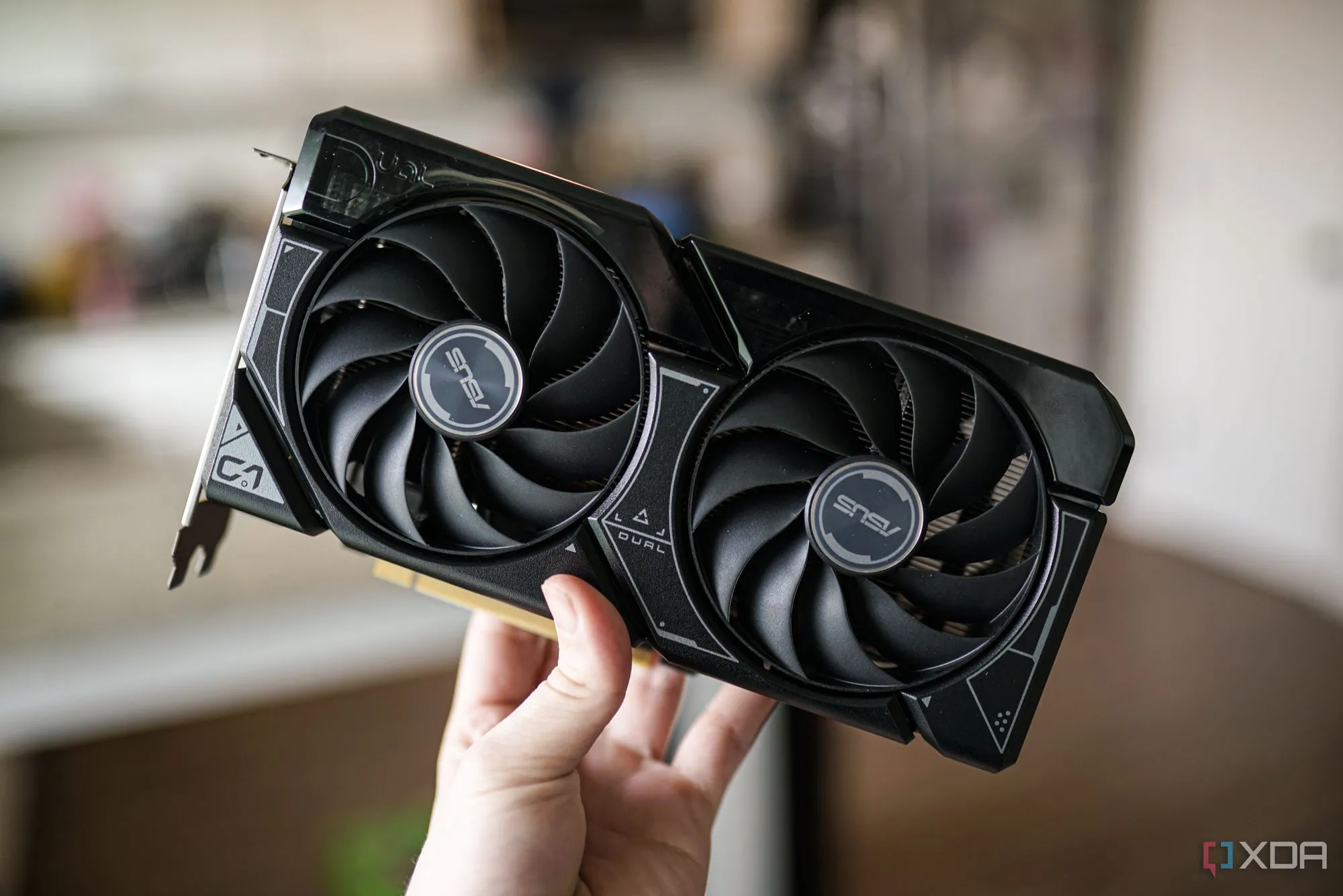 Bàn tay cầm card đồ họa Nvidia RTX 4060, liên quan đến các vấn đề QA gần đây trong ngành phần cứng PC.