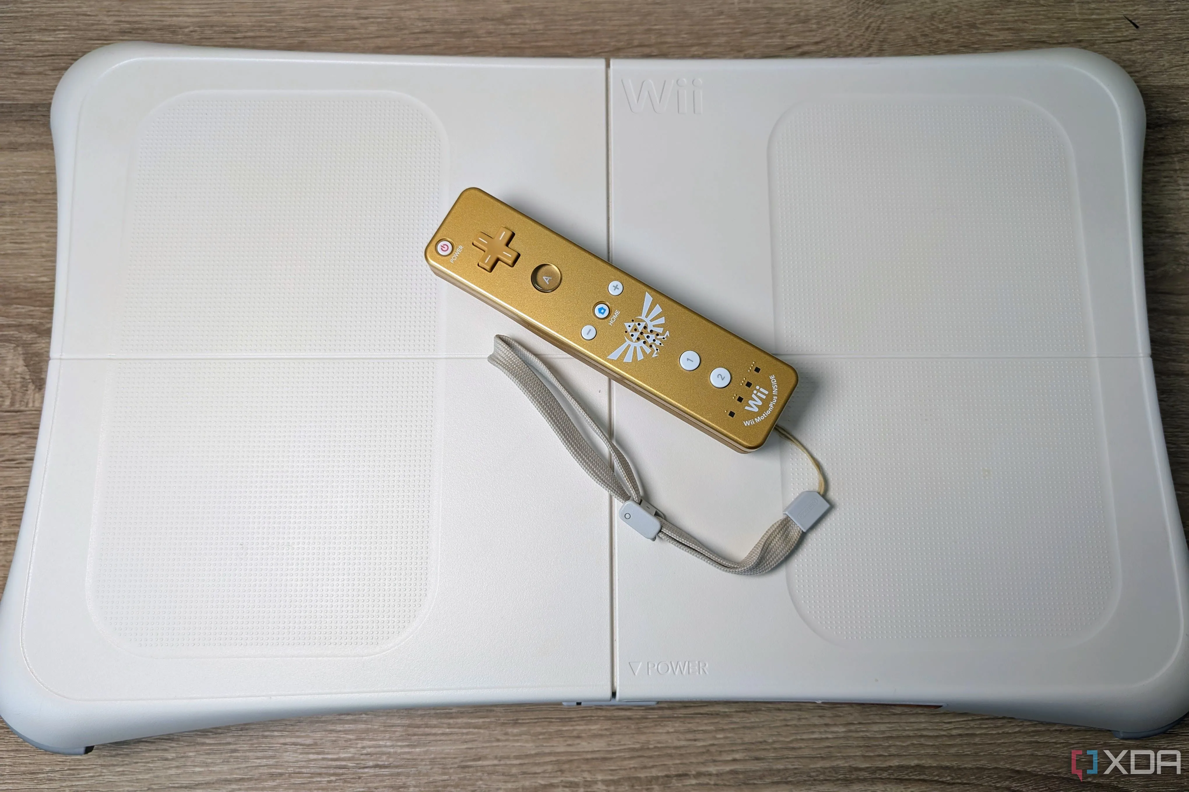 Bảng cân bằng Wii với tay cầm Wii-mote màu vàng