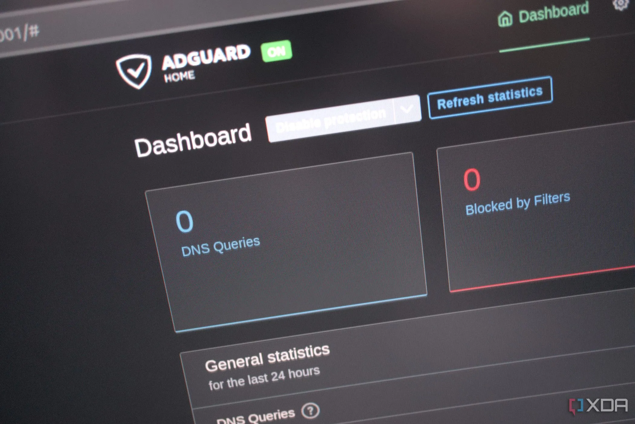 Bảng điều khiển quản trị web của AdGuard hiển thị các thống kê chặn quảng cáo