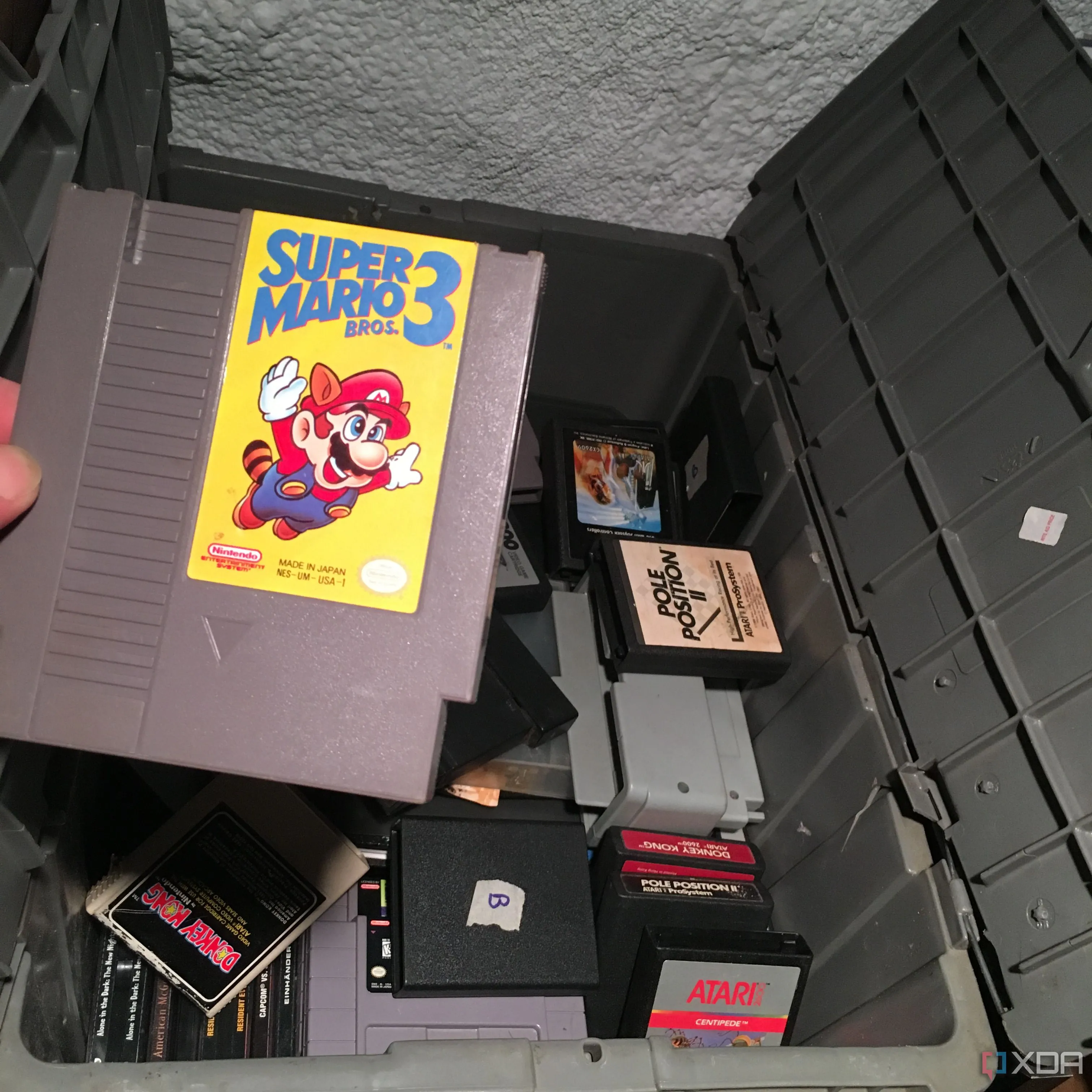 Băng game Super Mario Bros 3 trên NES được lấy ra từ hộp trò chơi cũ